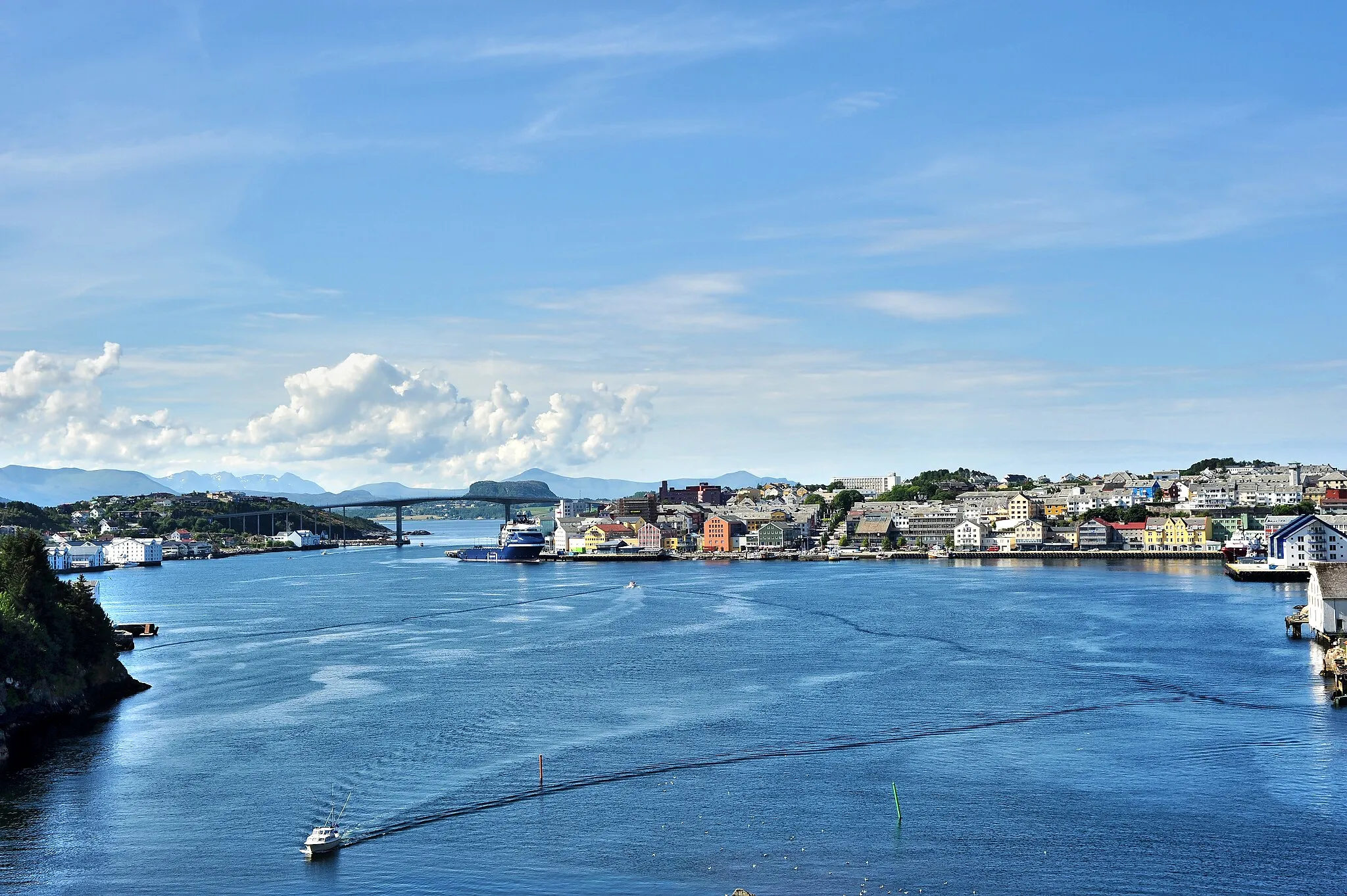 Photo showing: Kristiansund med Hamna, Kirkelandet, Gomalandet, Innlandet og Sørsundbrua, Møre og Romsdal