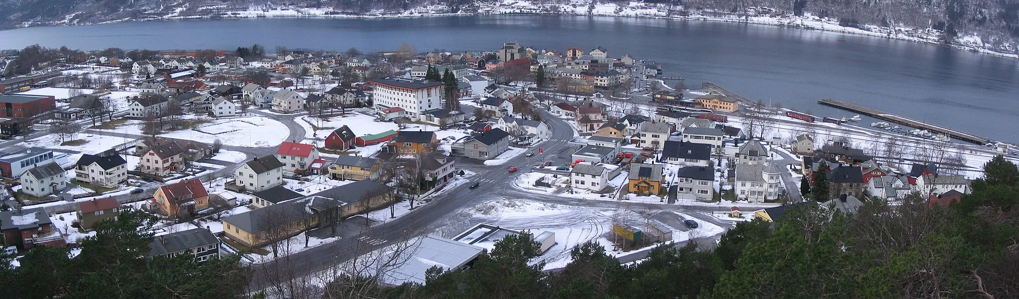 Photo showing: Panorama picture of Aandalsnes. Photo taken from Nebba.