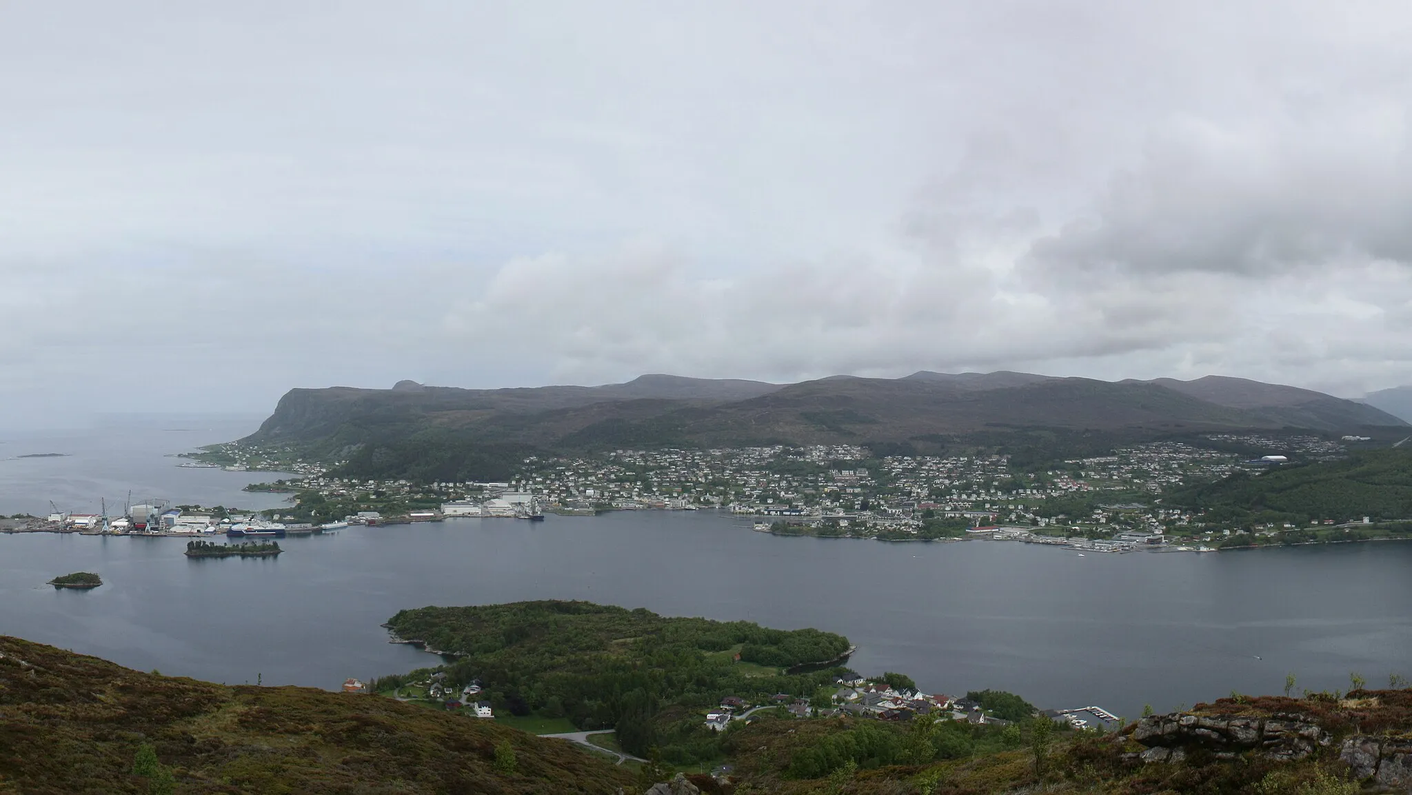 Photo showing: Ulsteinvik city seen from Høgåsen peak on the Dimna island.