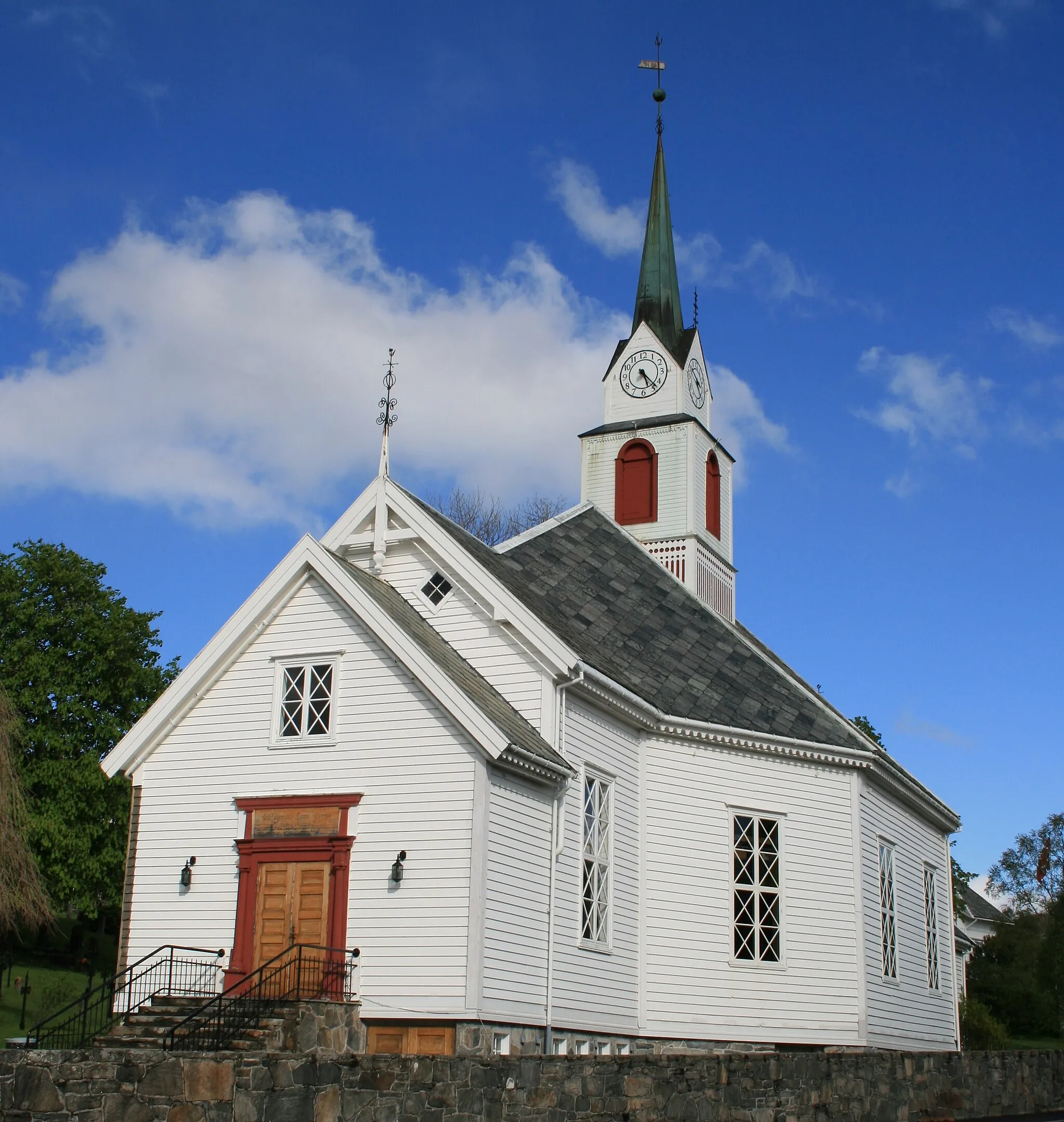 Photo showing: Ulstein church, cropped original