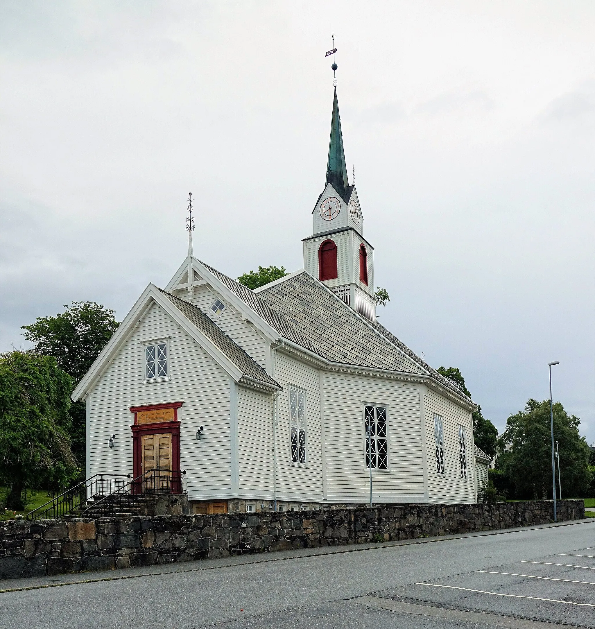 Photo showing: Ulstein Church was built in an octagonal style in 1849 by the architect Hans Nicolai Wraamann.