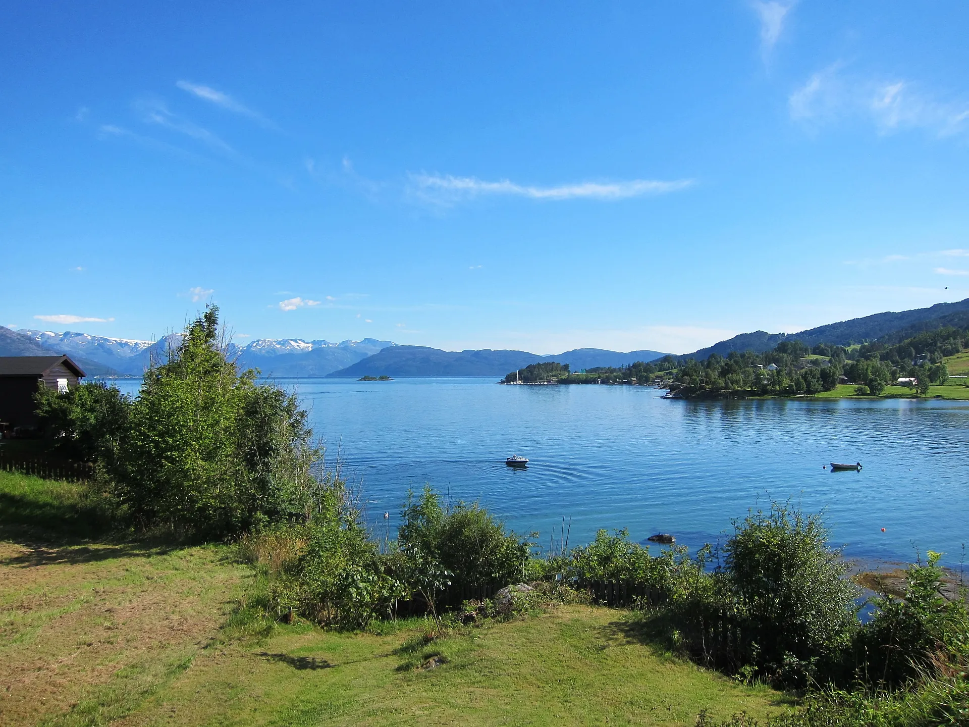 Photo showing: The Hardanger fjord at Strandebarm.