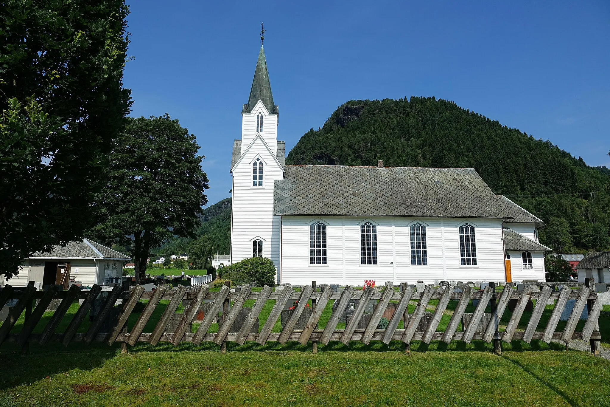 Photo showing: The white, wooden Strandebarm Church was built in a long church style in 1876 using designs by the architect Ole Vangberg.