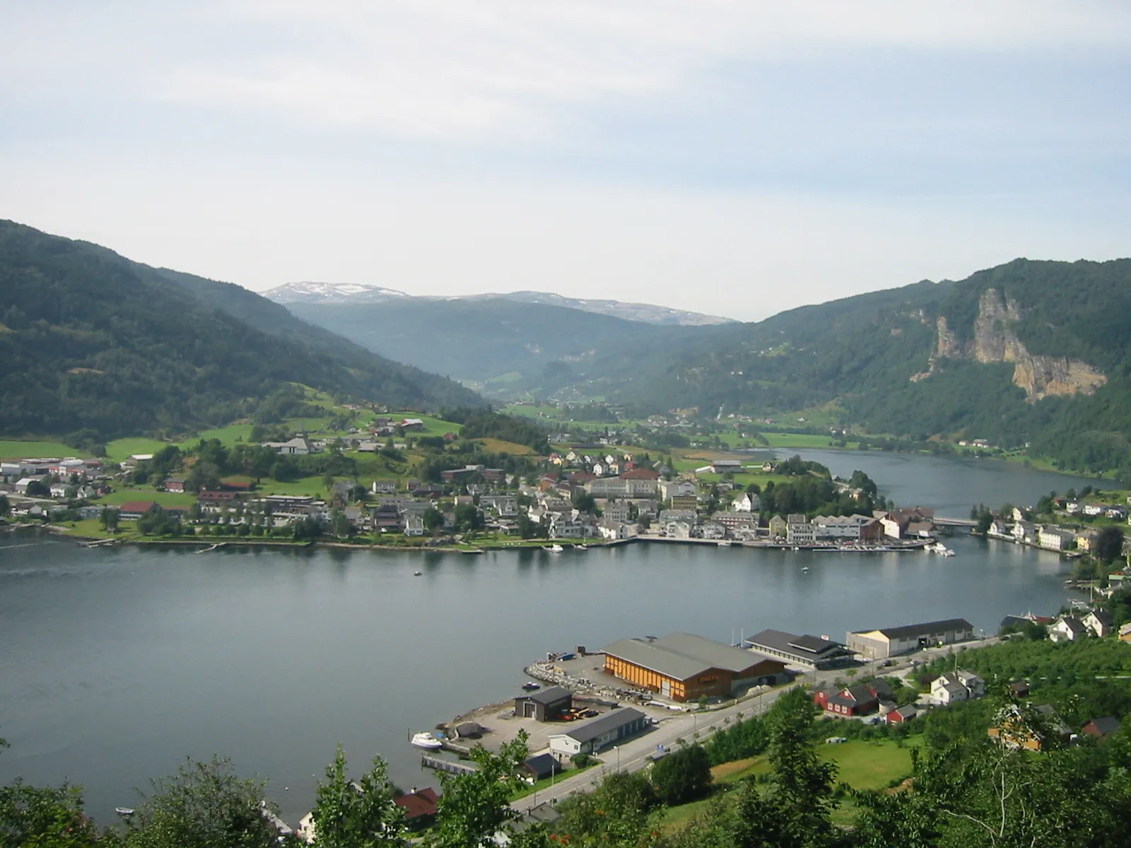 Photo showing: Norheimsund sett fra Tolomarka med Steinsdalen i bakgrunnen