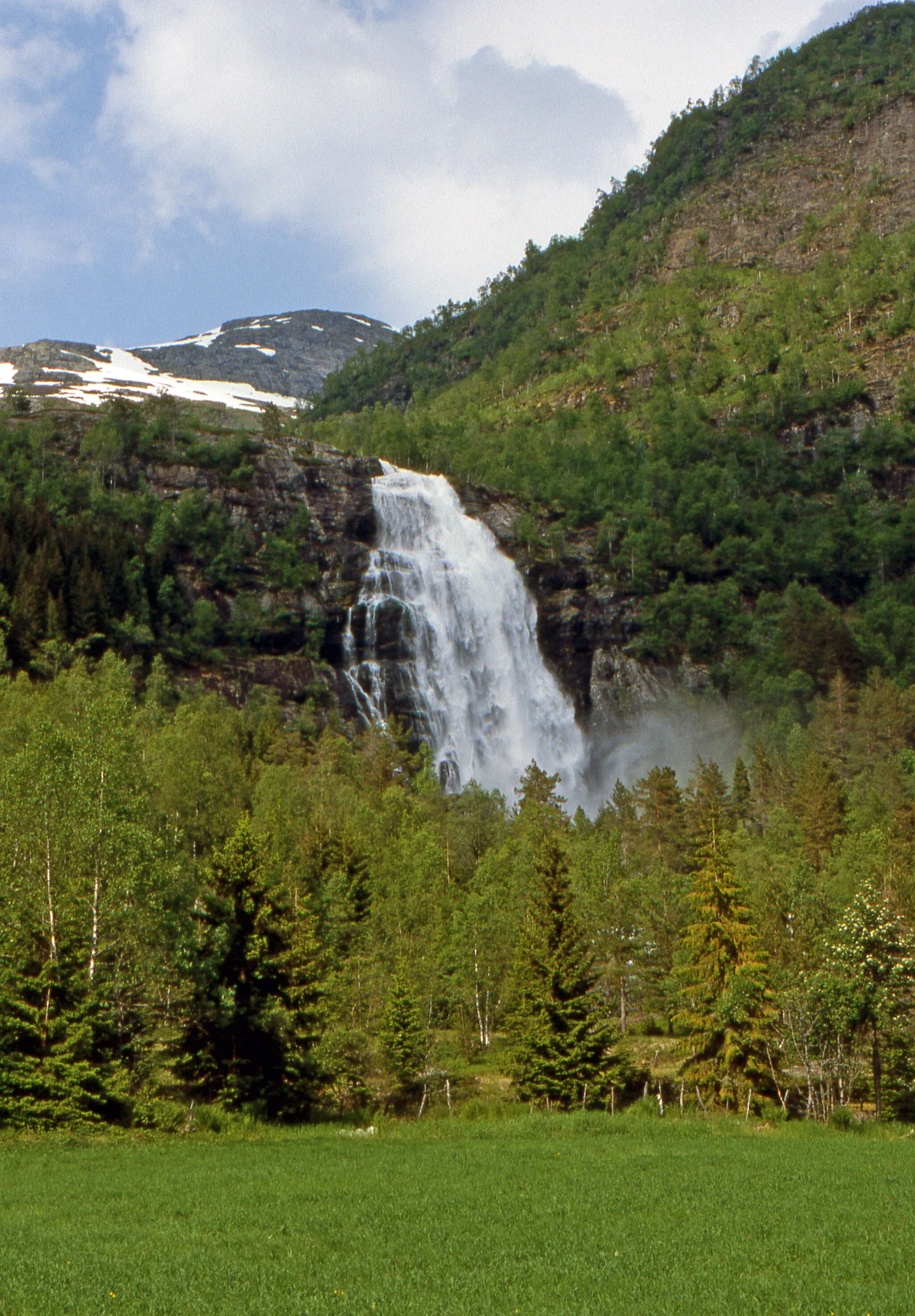 Photo showing: Espelandsfossen, Granvin. ESPELAND WATERFALLS Between Eidfjord and Voss, Norway - June 15, 1989