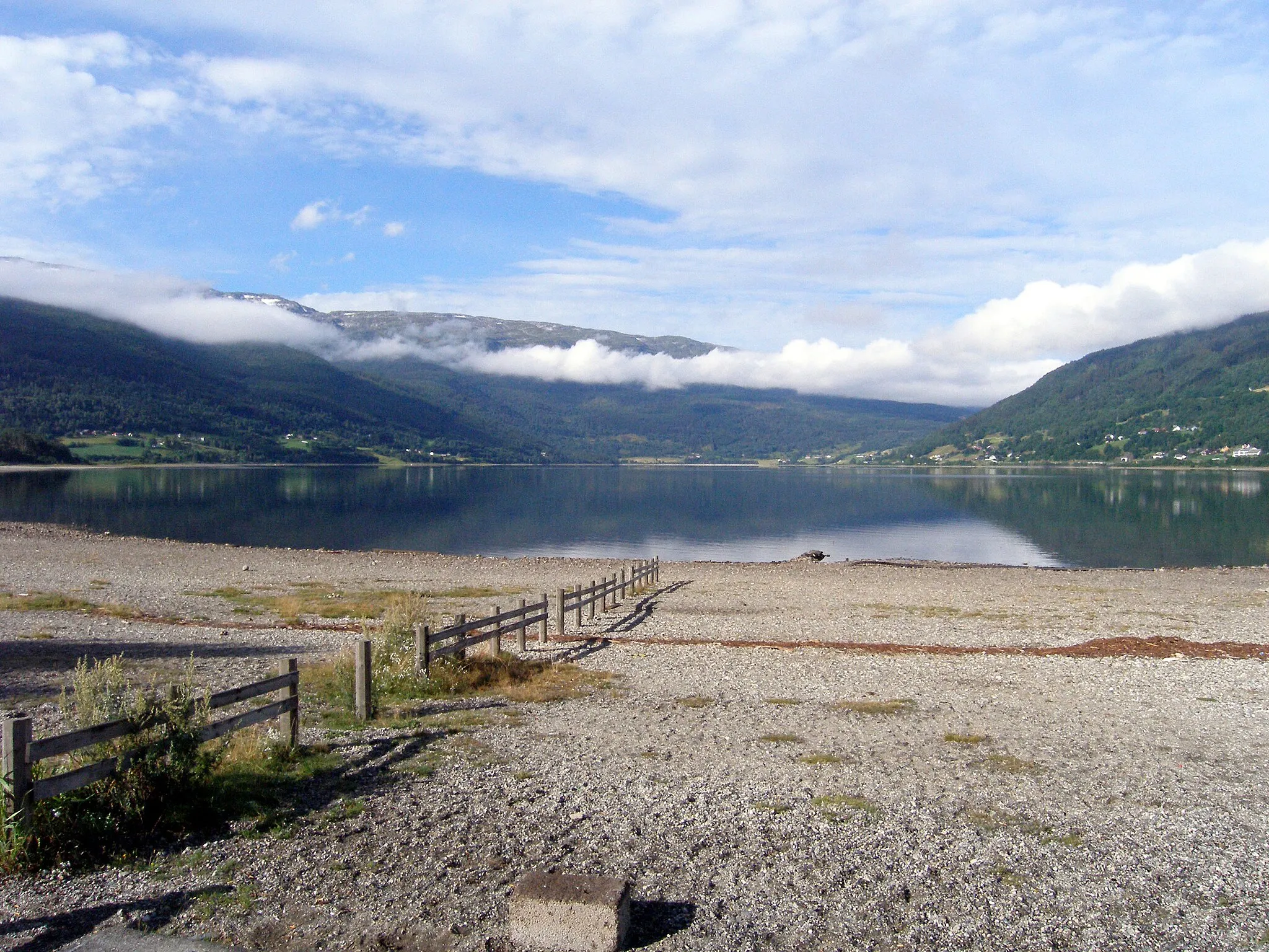 Photo showing: Lake Vangsvatnet, as viewed from Voss.