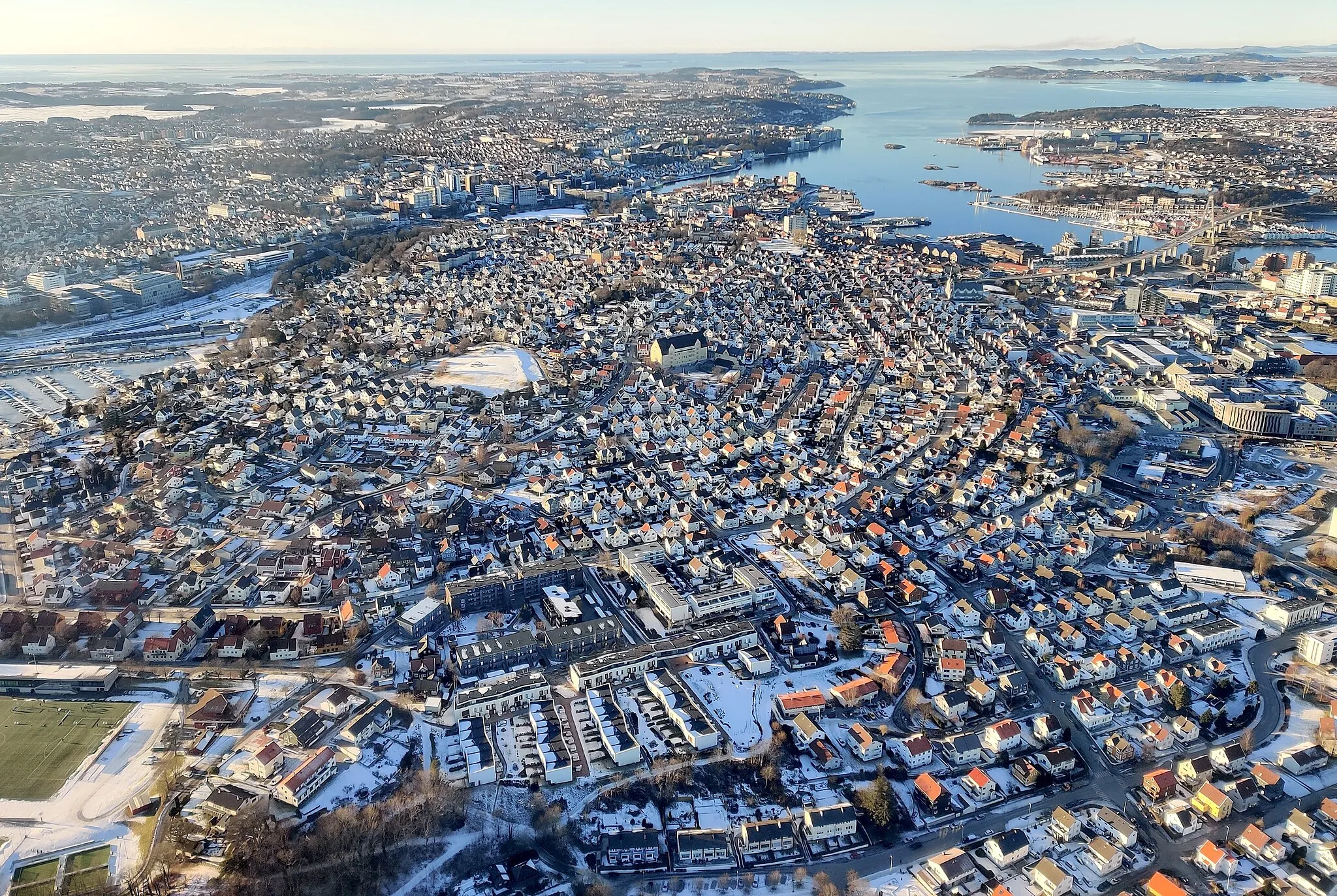 Photo showing: Storhaug suburb, from South, during winter. Aerialphoto.