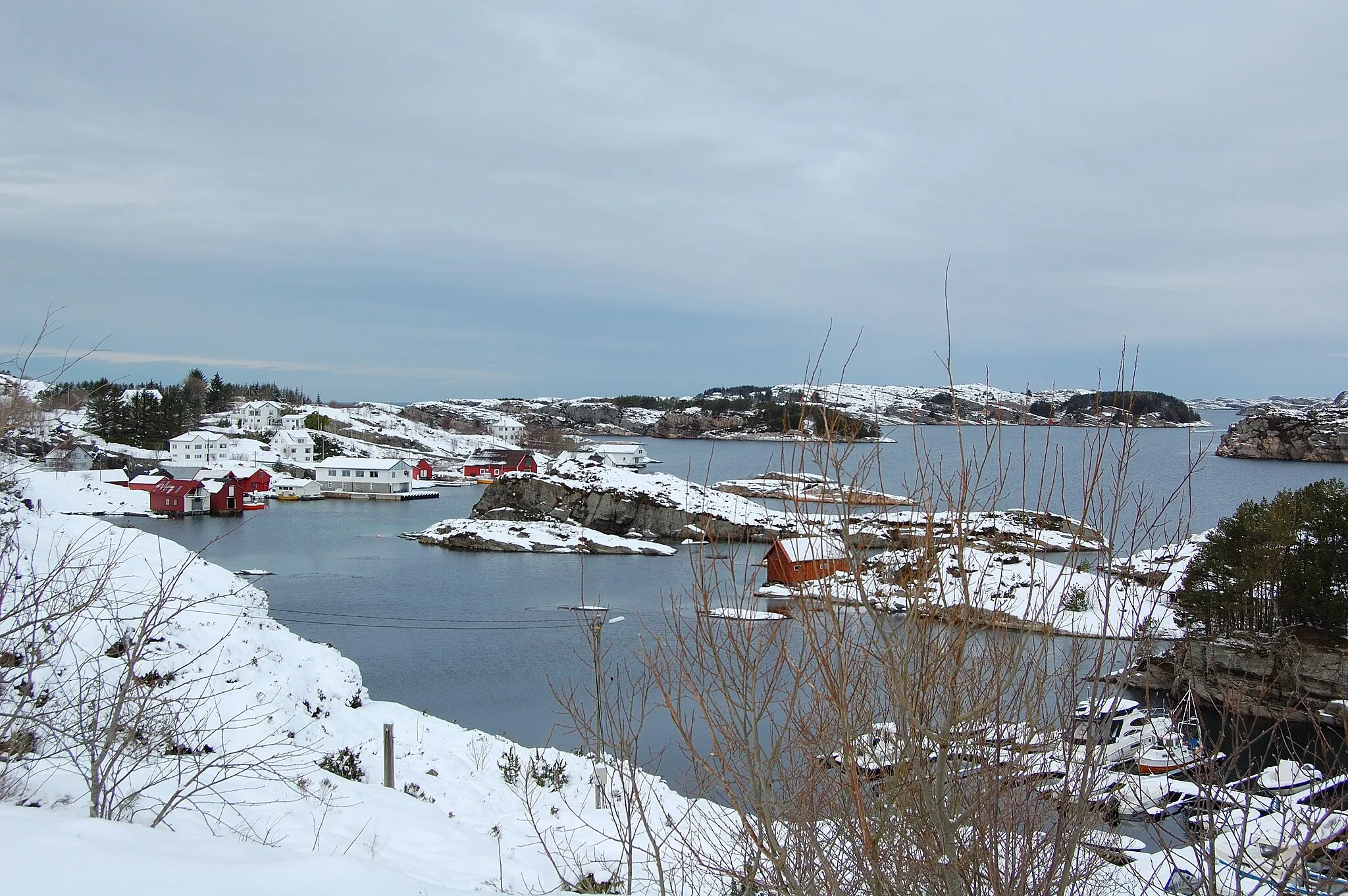 Photo showing: The island of Algrøyna in Hordaland, Norway.