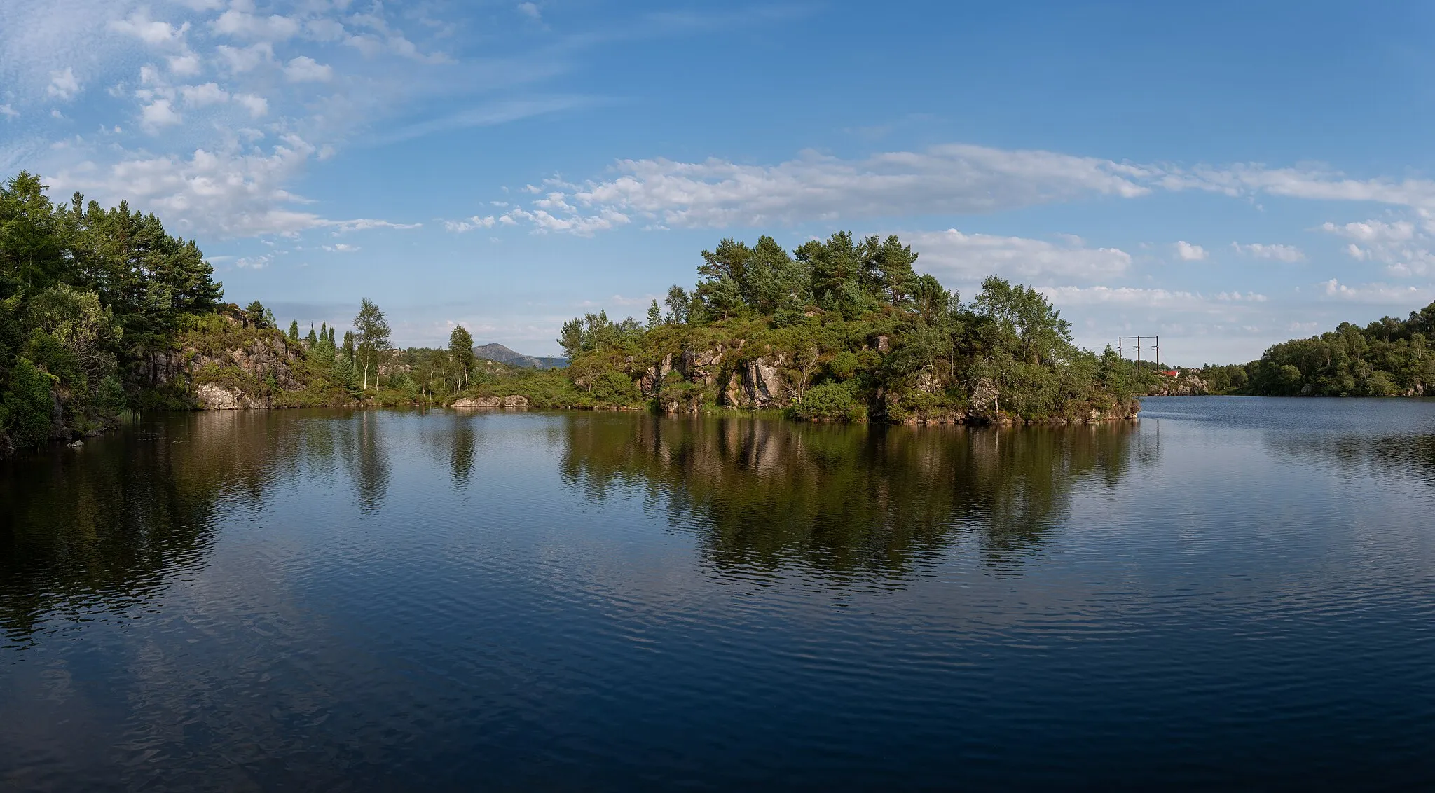 Photo showing: Skiftedalsvatnet lake, Straume, Norway