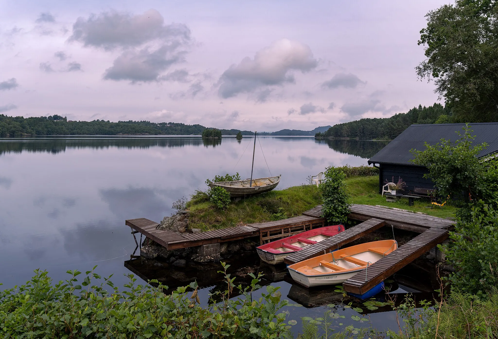 Photo showing: Boathouse on the Storavatnet lake, Fitjar, Norway