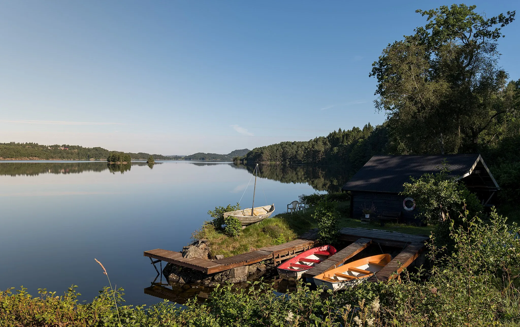 Photo showing: Boathouse on the Storavatnet lake, Fitjar, Norway