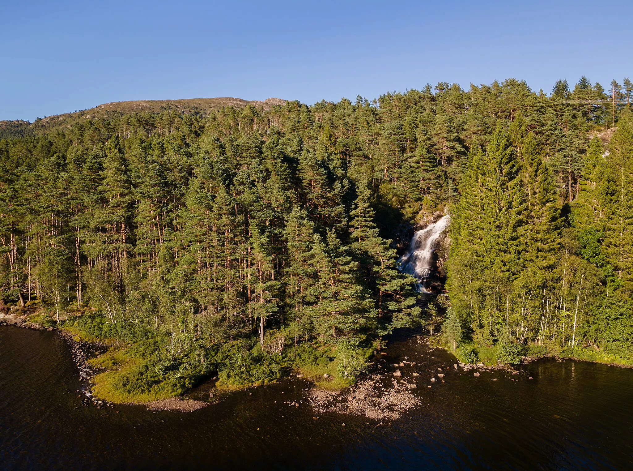 Photo showing: Aerial view of waterfall, Storavatnet lake, Fitjar, Norway