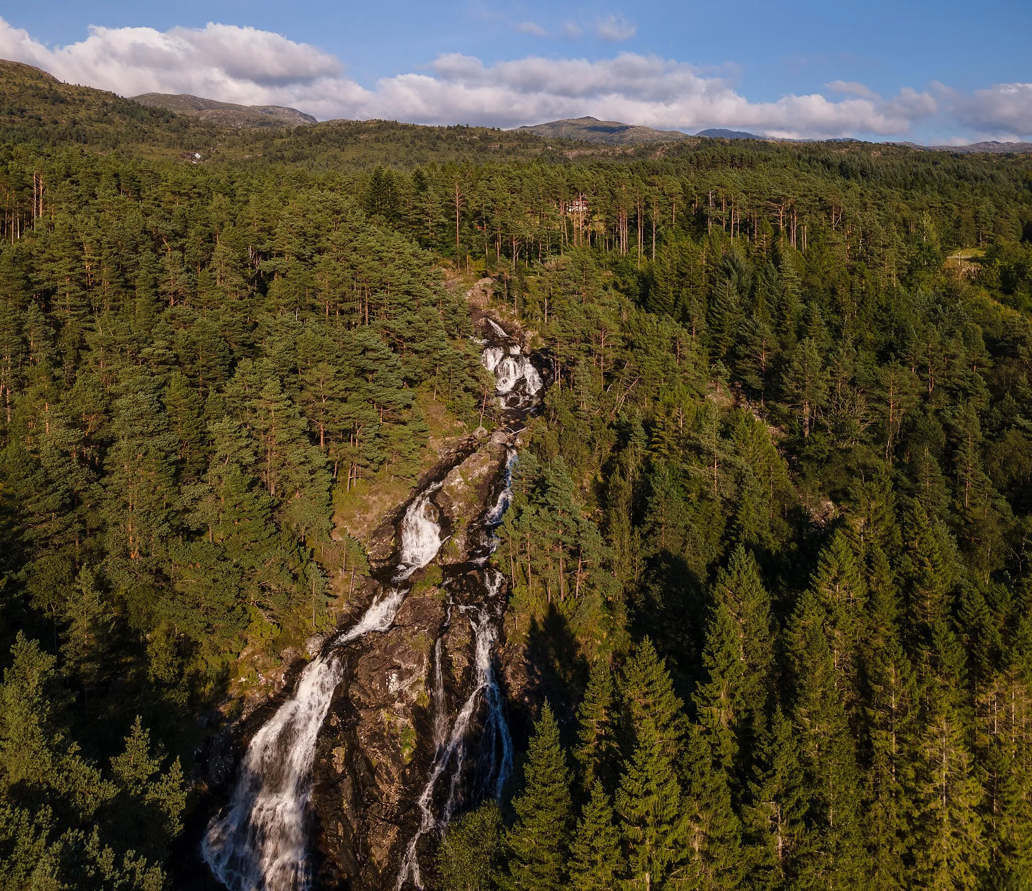 Photo showing: Aerial view of waterfall, Storavatnet lake, Fitjar, Norway