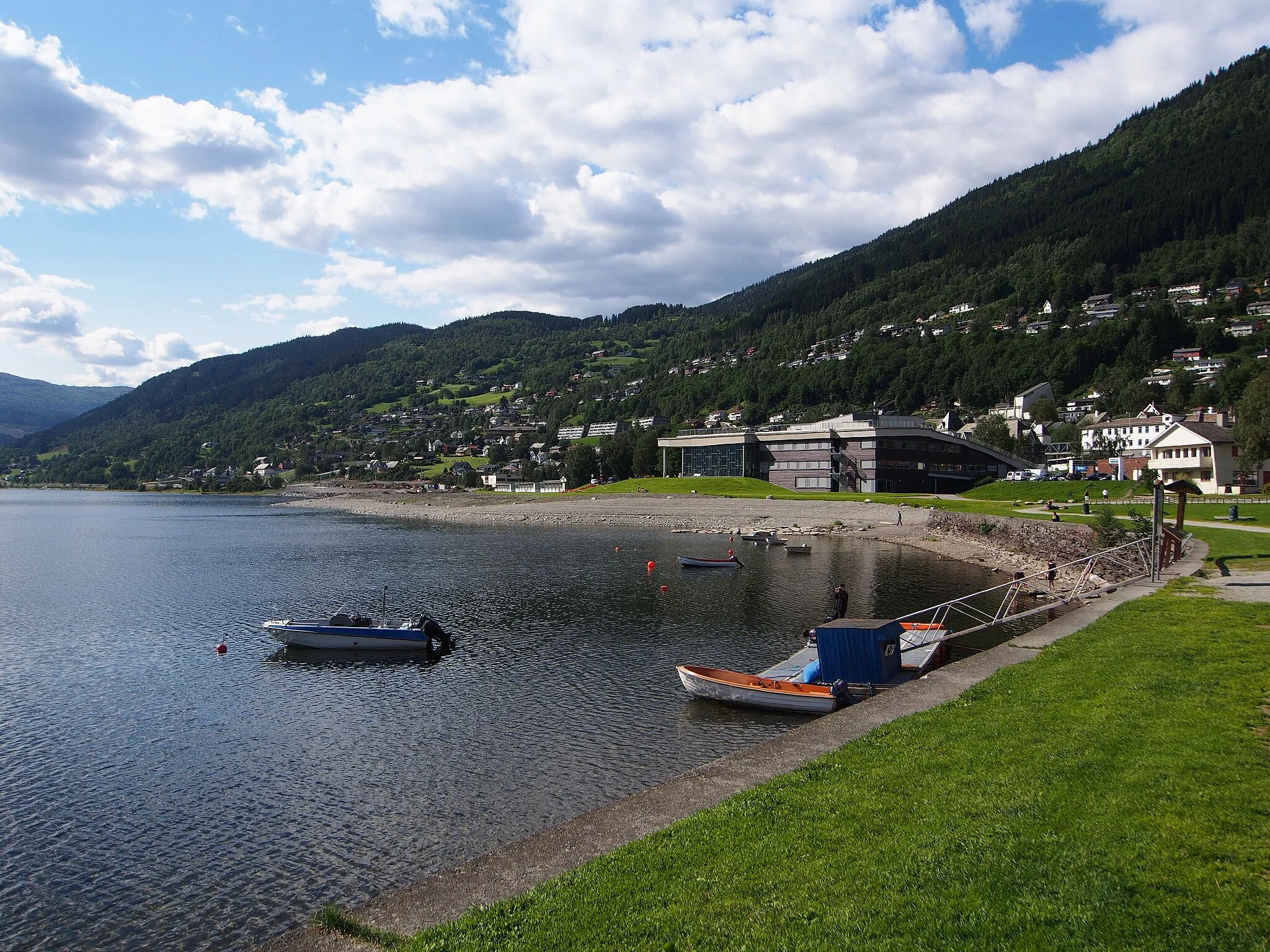 Photo showing: Side of Lake Vansvatnet - 2013.08