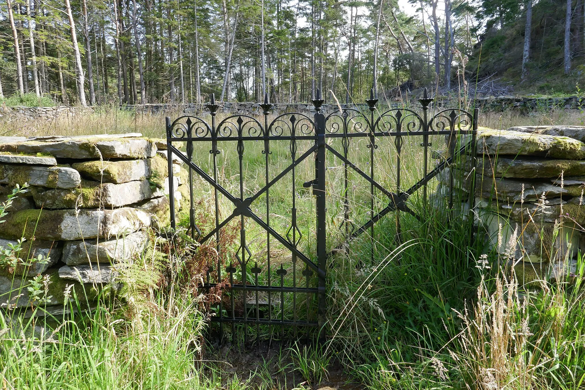 Photo showing: "Kirkegården ved havet": En gammel kolerakirkegård ved Leirvågen utenfor Valevåg i Sveio kommune. Inspirerte Fartein Valen til komposisjonen "Kirkegården ved havet"