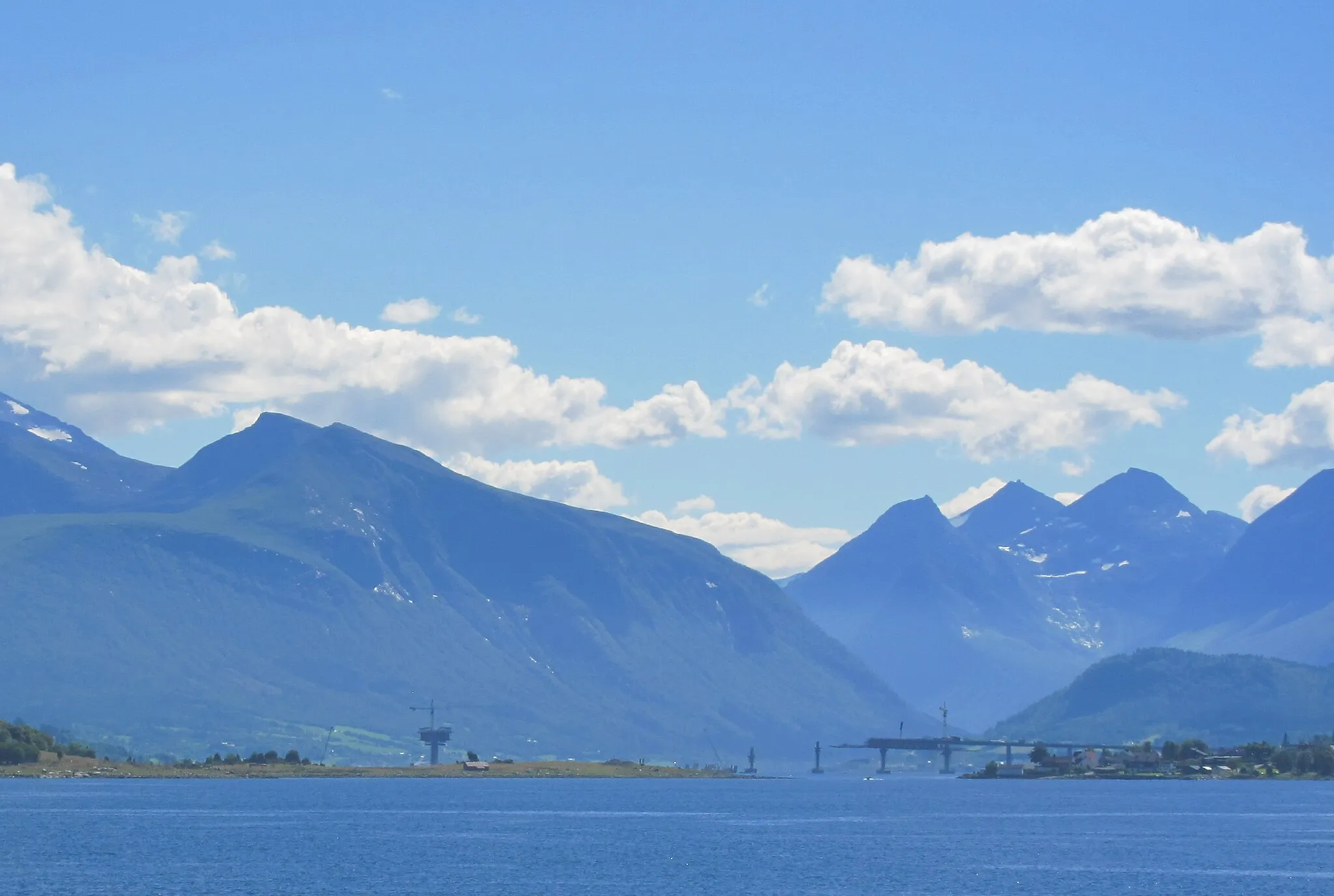 Photo showing: Tresfjord bridge, part of E136, Norway, under construction july 2014, seen towards south, from Molde ferry.