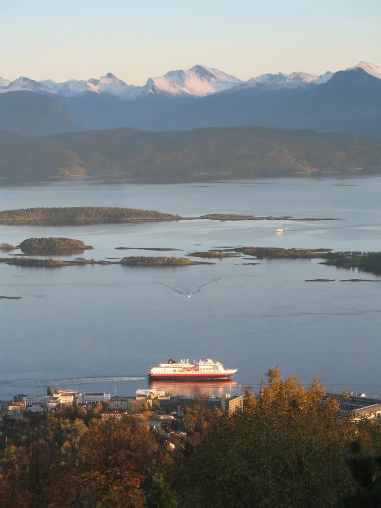 Photo showing: A view of the fjord and snowy mountains from the hill above the city of Molde.