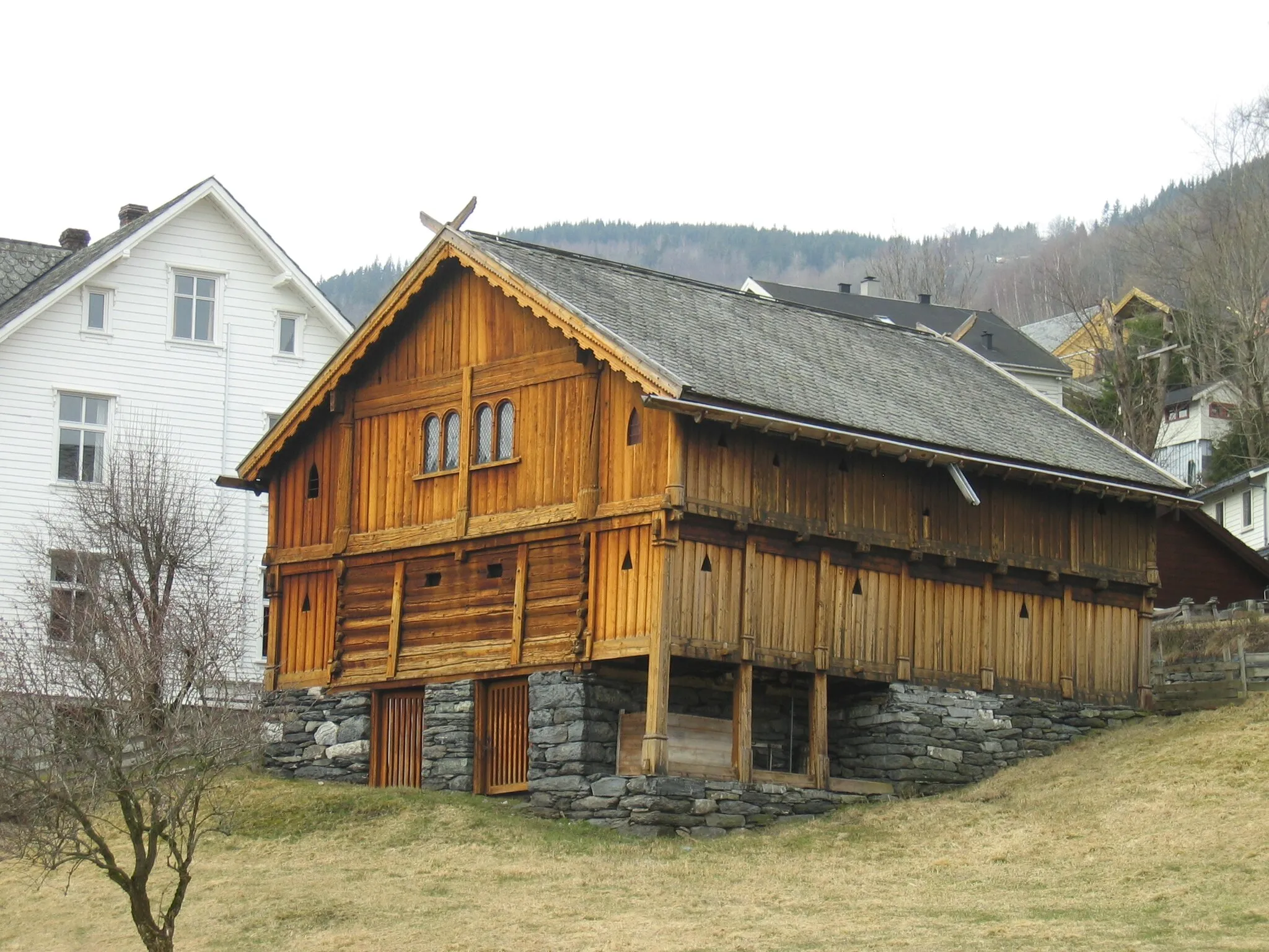 Photo showing: Finnesloftet, Voss, Norway. A Guild Hall from 1295. Nynorsk: Finnesloftet, Voss, Noreg. Bygd kring 1295.