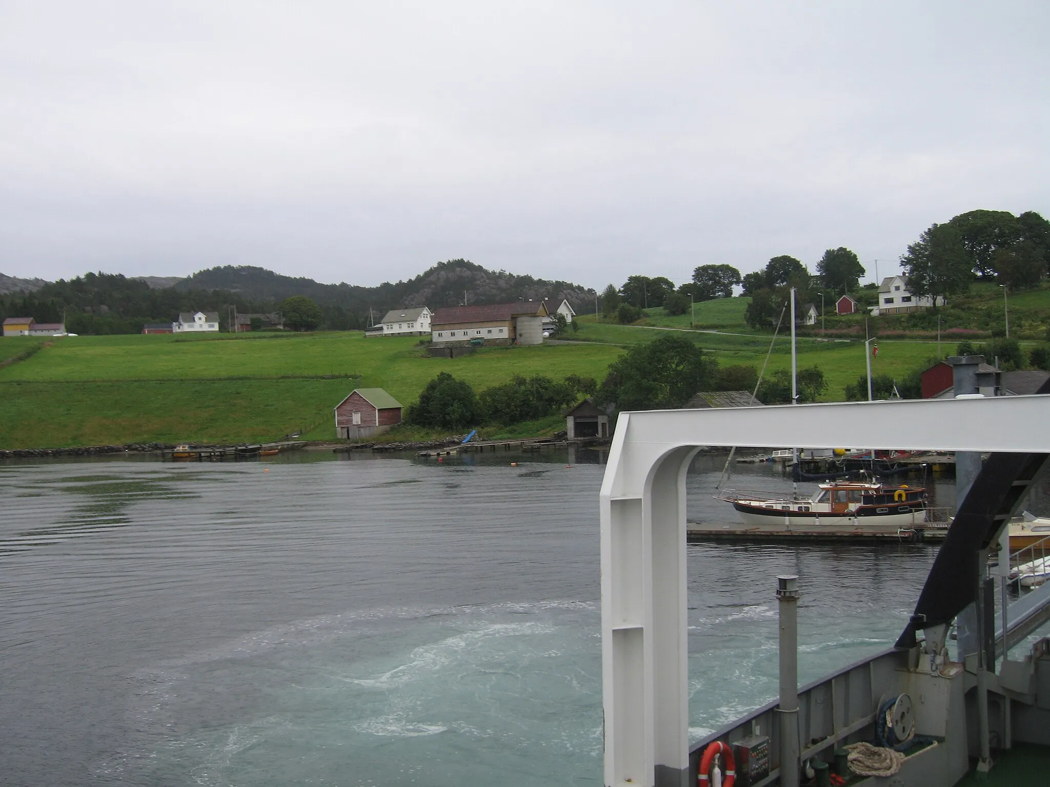 Photo showing: The island of Huglo located in Stord, Hordaland, Norway. The view is from the ferry connecting Huglo with the islands Tysnes and Stord.