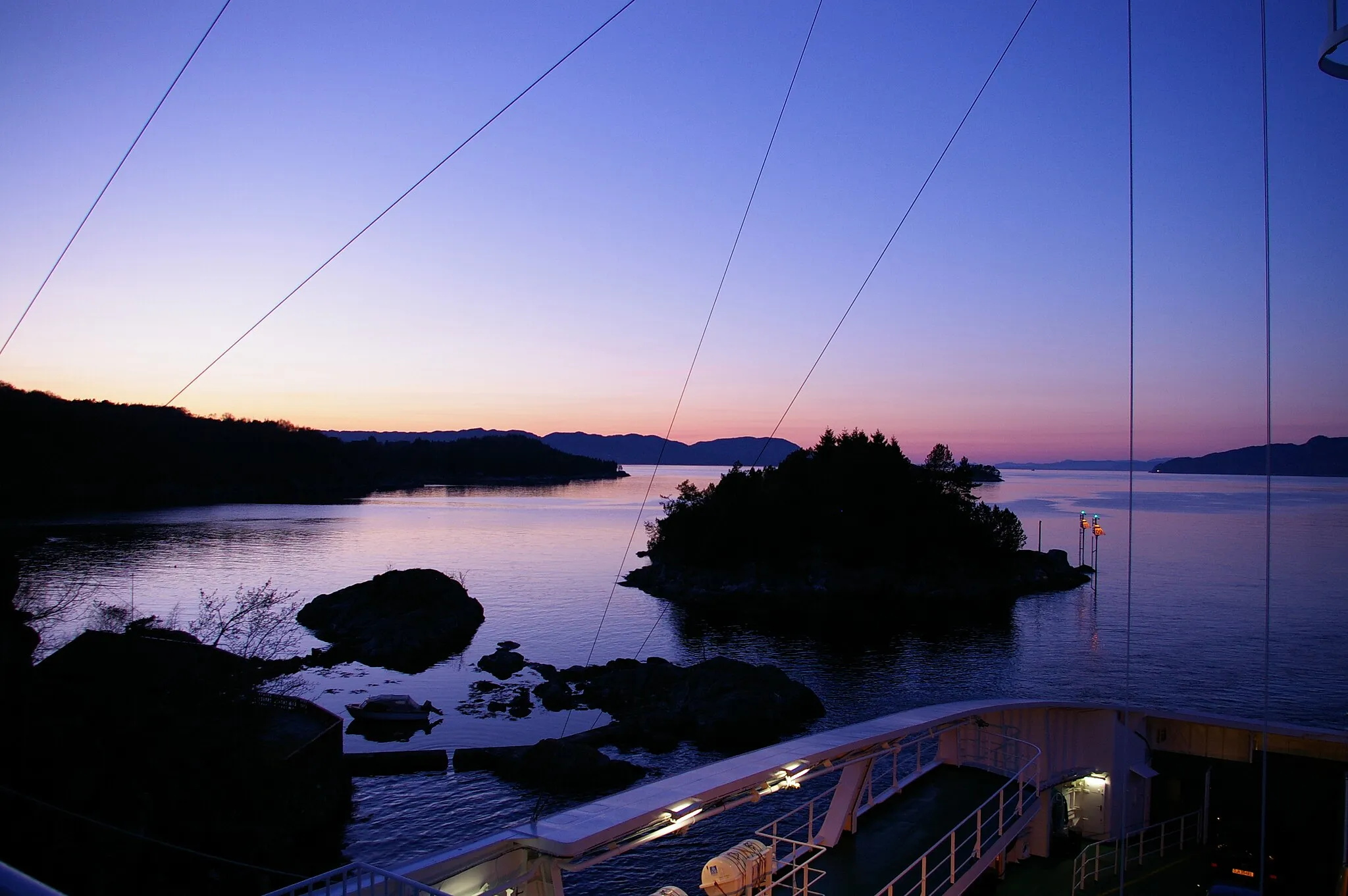 Photo showing: The ferry MF Bergenfjord at Sandvikvåg, Fitjar, Norway. Seen NW-wards.