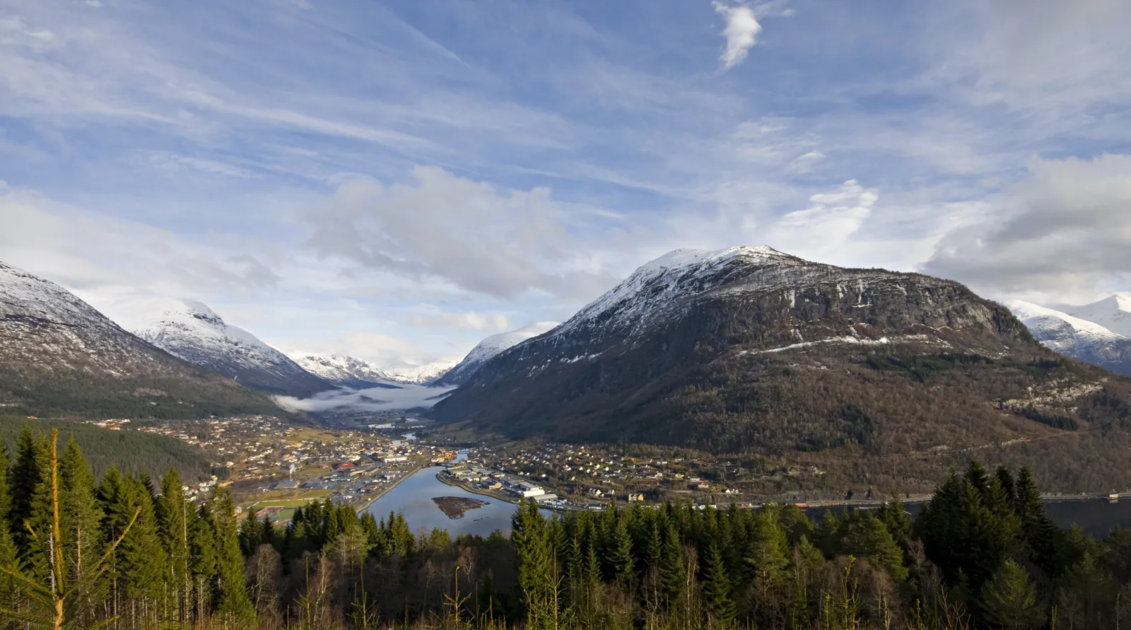 Photo showing: Tettstaden Stryn i Stryn kommune, ved Strynebukta i Faleidfjorden. Elva som renn gjennom tettstaden heiter Stryneelva