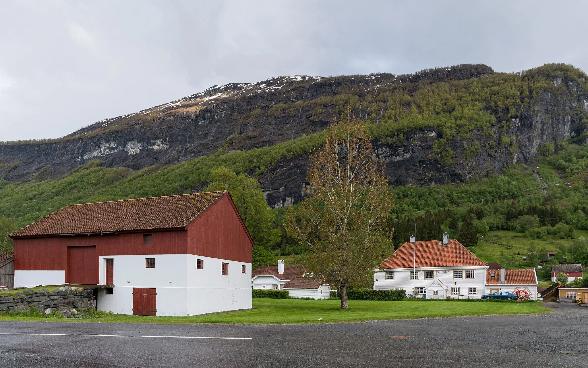 Photo showing: Buildings near Stryneelva river, Stryn