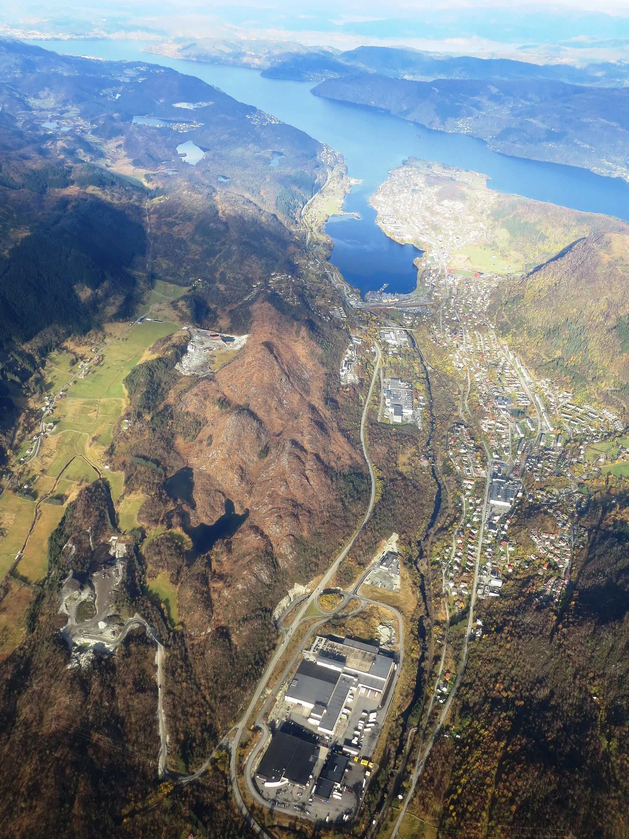 Photo showing: Indre Arna, an industrial town east of Bergen, in the municipality of Bergen by Sørfjorden inlet. Island of Osterøy in the background.