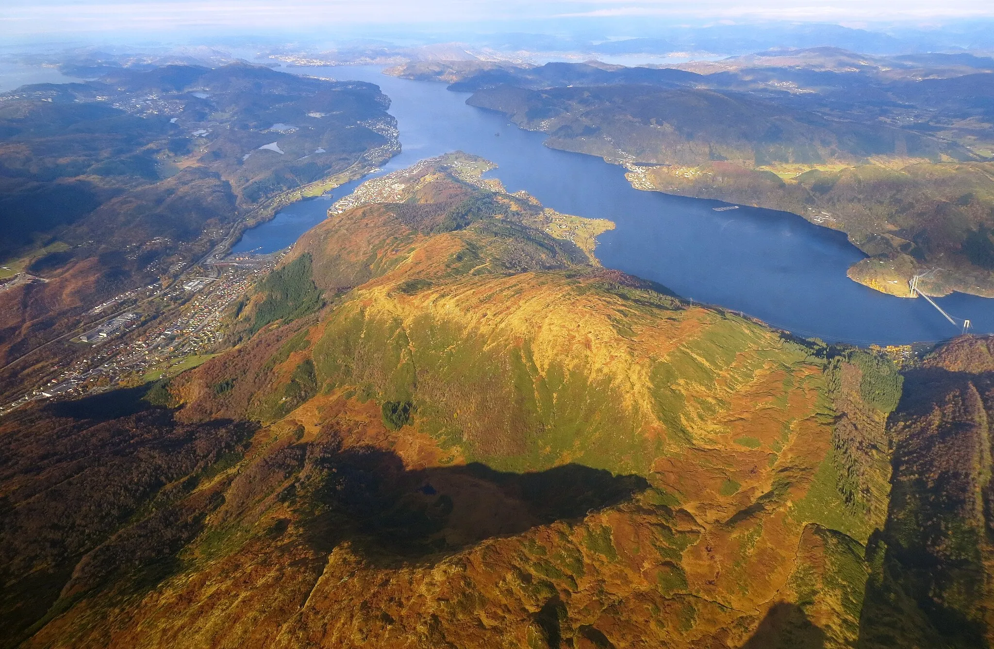 Photo showing: Repparåsen mountain just east of Indre Arna - eastern Bergen municipality. Sørfjorden inlet and Osterøy island in the background.