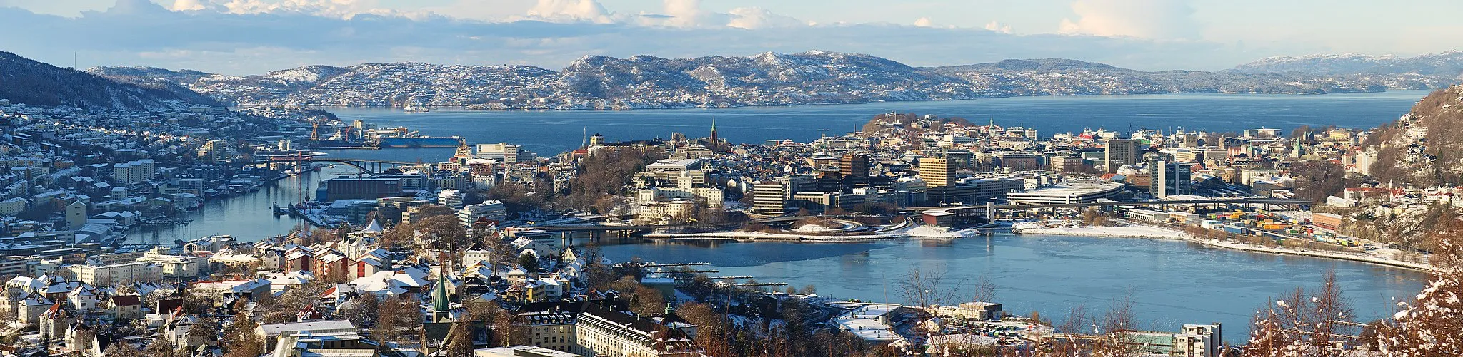 Photo showing: Panorama of the city centre of Bergen, Norway, and some of its surroundings. The island of Askøy is in the background.