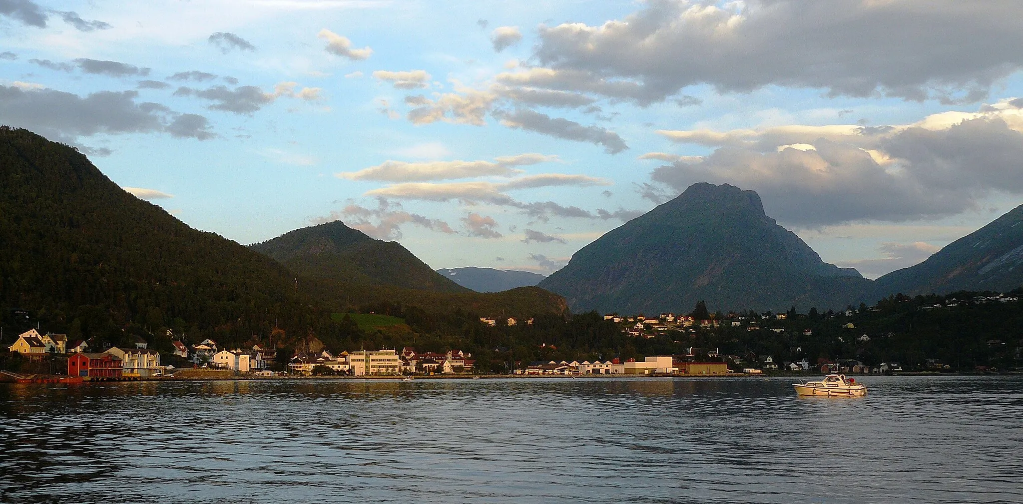 Photo showing: Sandane - fjordview