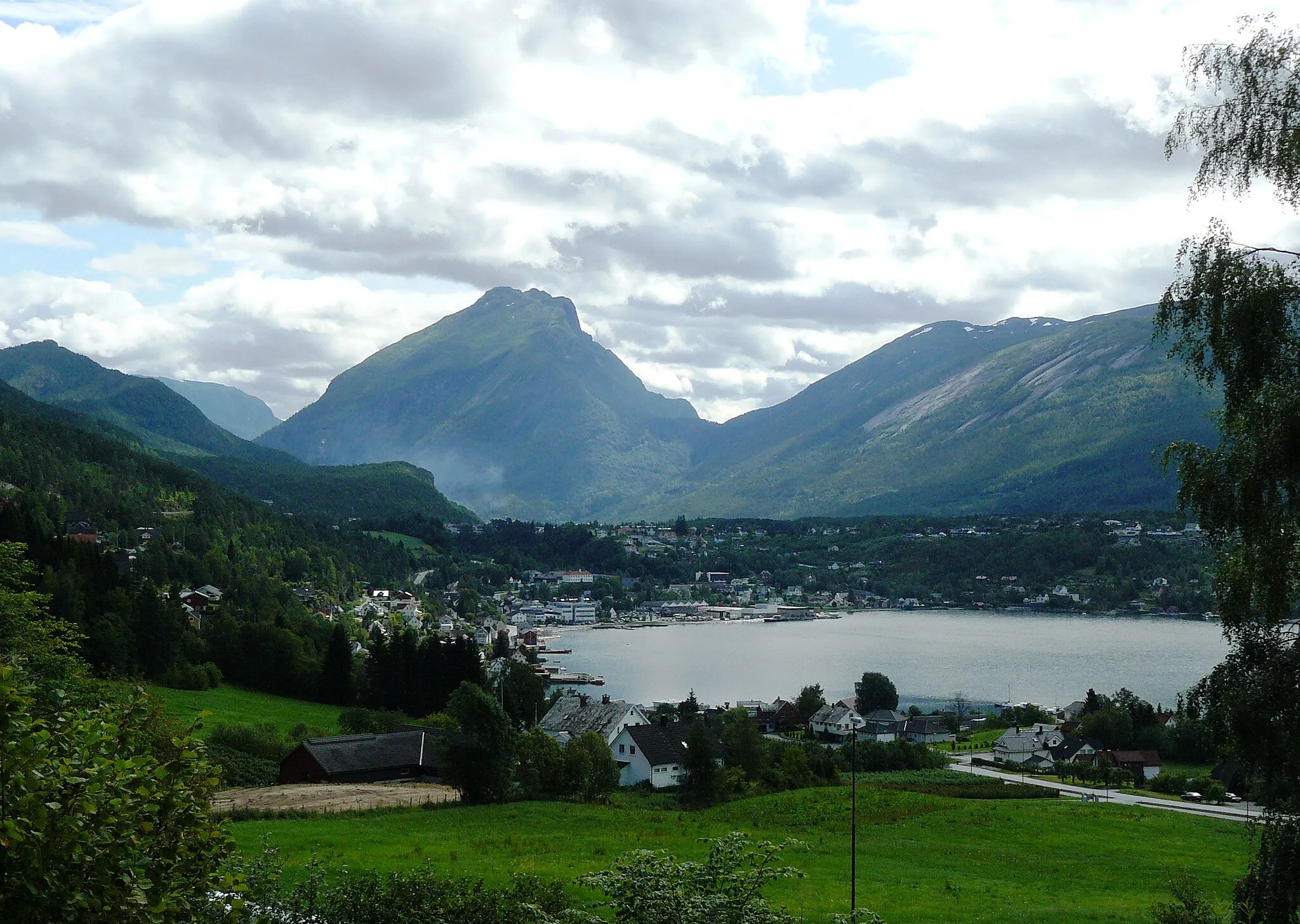 Photo showing: Sandane in Gloppen, Sogn og Fjordane seen from Hauge. The mountain Ryssdalshorn is the dominant landmark in the centre of the picture