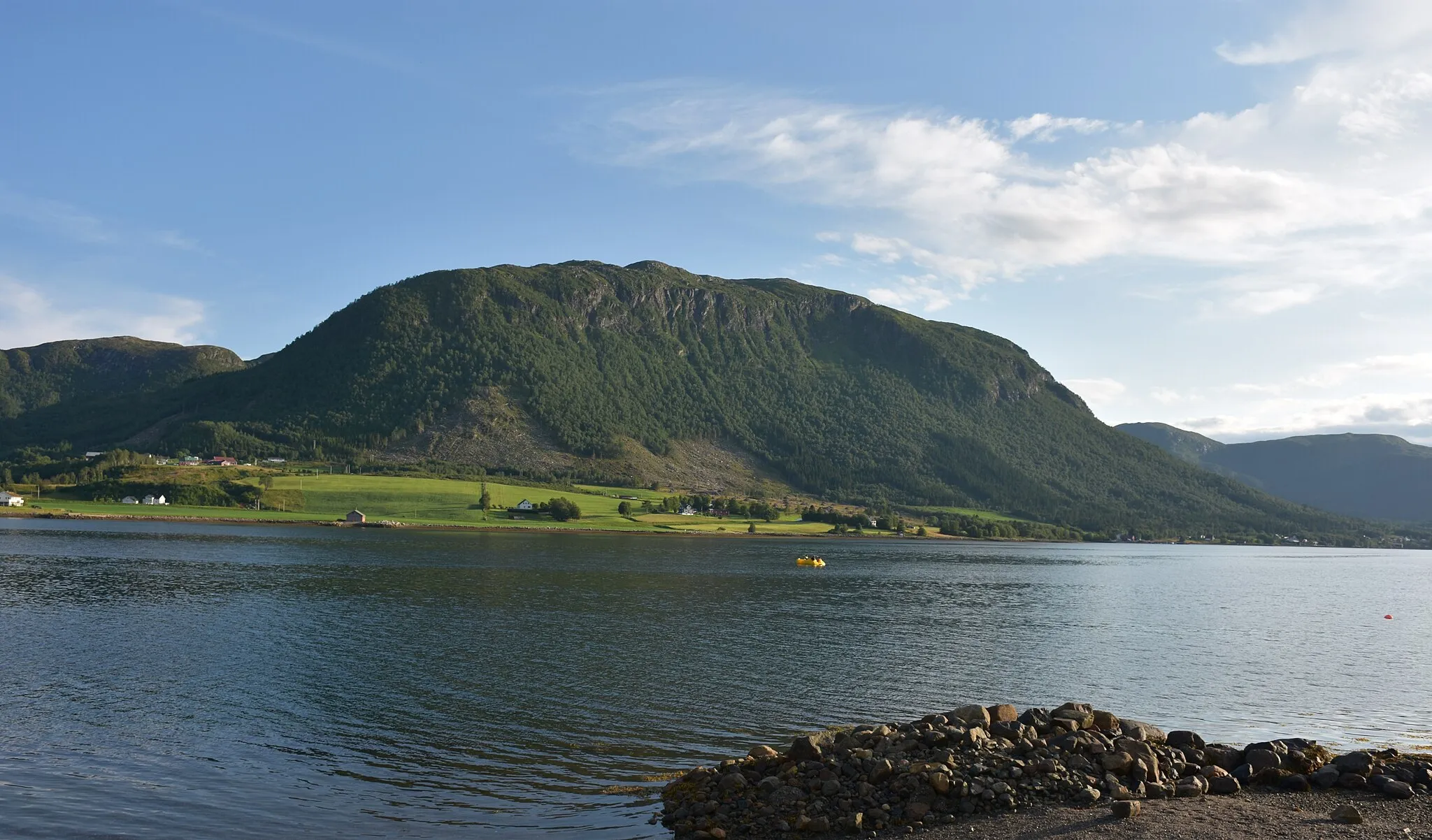 Photo showing: Malmefjorden i Fræna sett fra Bjølstad, med Røssholfjellet i bakgrunnen