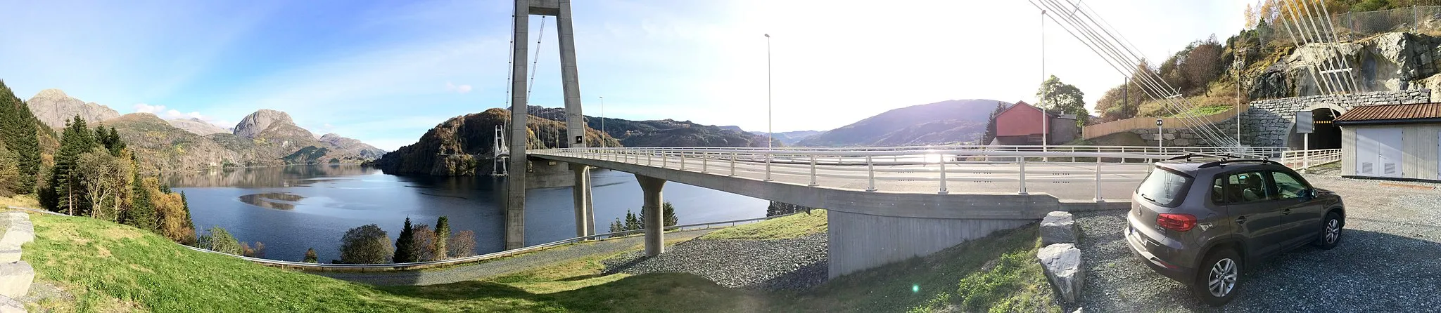 Photo showing: Dalsfjordbrua over Dalsfjorden i Sunnfjord i Sogn og Fjordane med Ottersteintunnelen til høyre i bildet. Forvridd, hakkete og sammenpresset panoramabilde 14. oktober 2015.