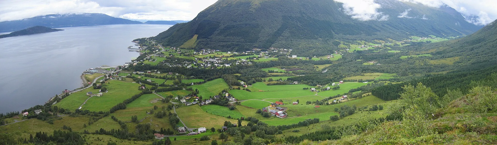 Photo showing: Vartdal med Vartdalsfjorden, Ørsta, Norge