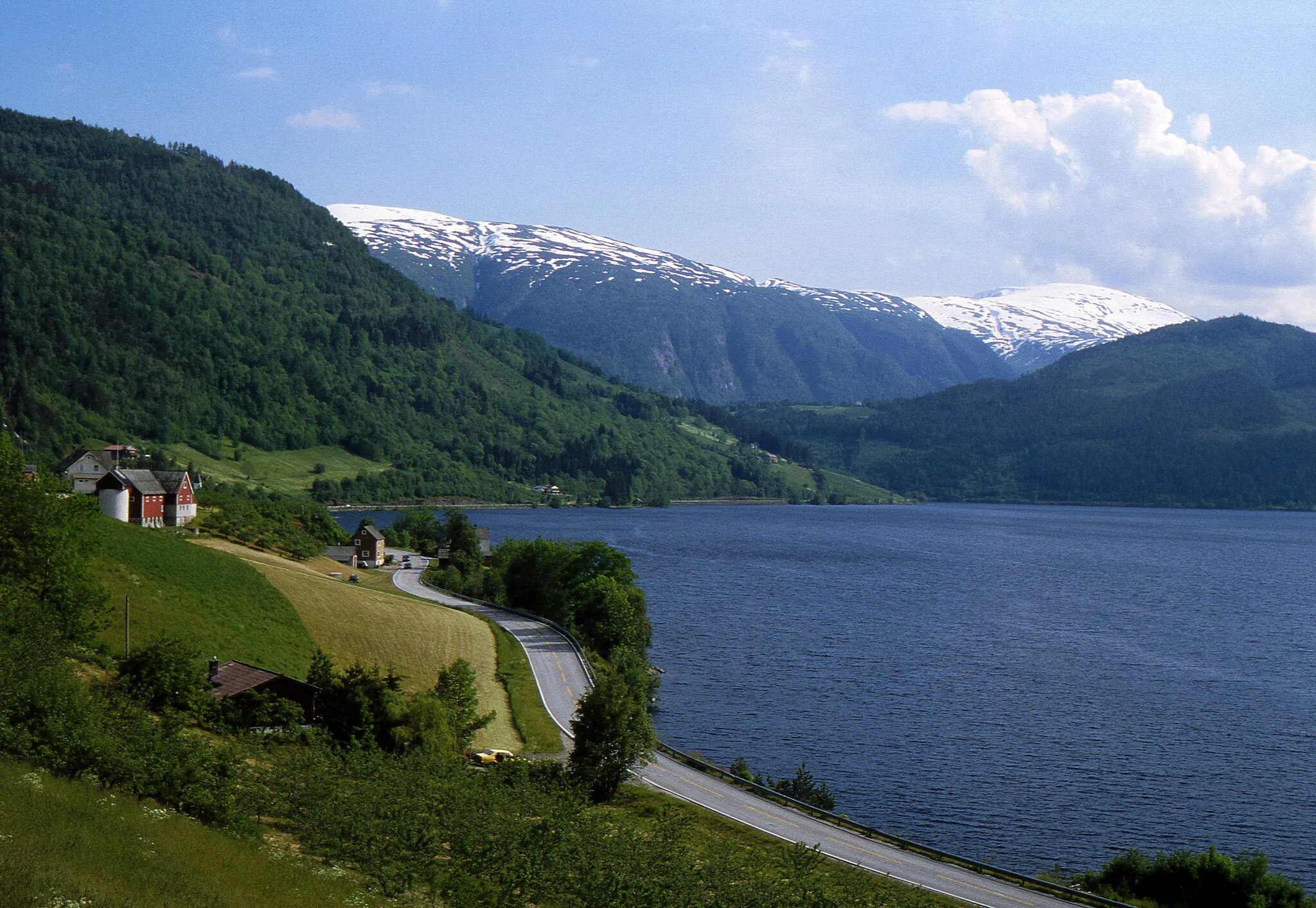 Photo showing: Granvinsvatnet - Where Road 572 meets Hiway 13, Norway