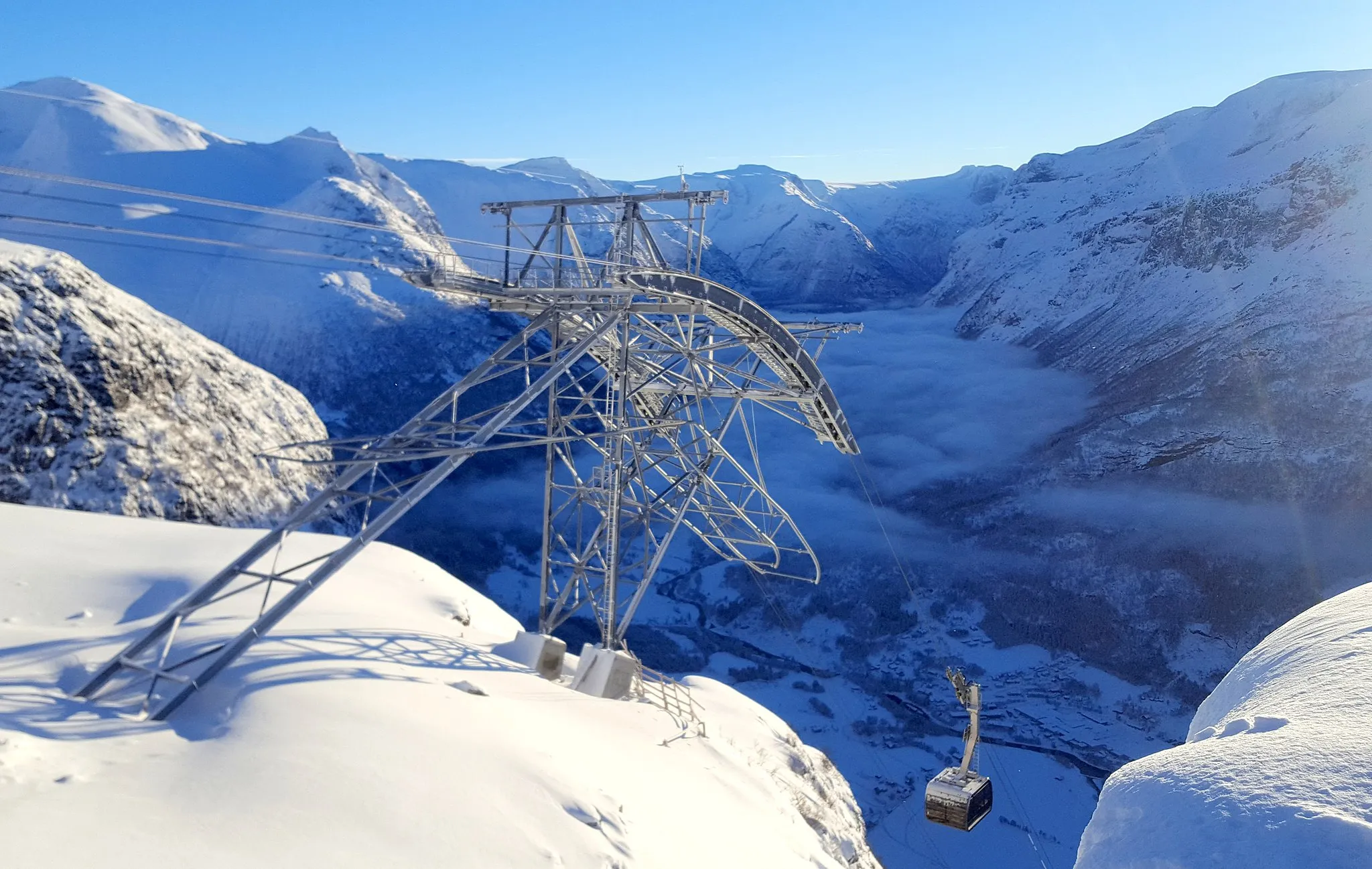 Photo showing: Cable car to mount Hoven (1011 m) over Loen. Opened for traffic May 20th 2017