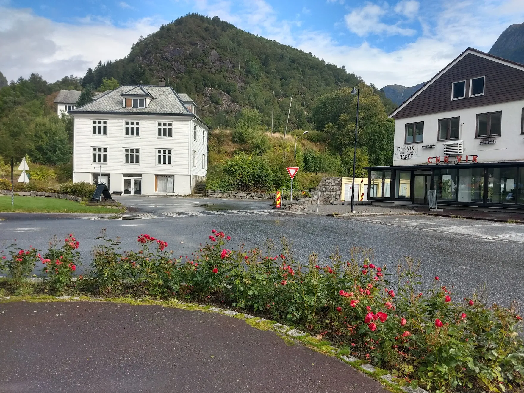 Photo showing: Vadheim Sentrum September 2020