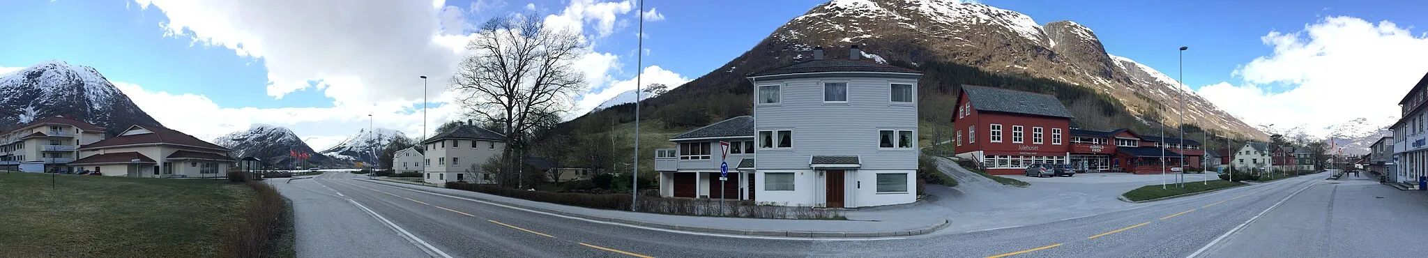 Photo showing: Fold-out-panorama of Skei and E39, Jølster Municipality, Sogn og Fjordane, Norway, 6th May 2015. (iPhone panoramic photo, distortion may occur in details and continuity.)
