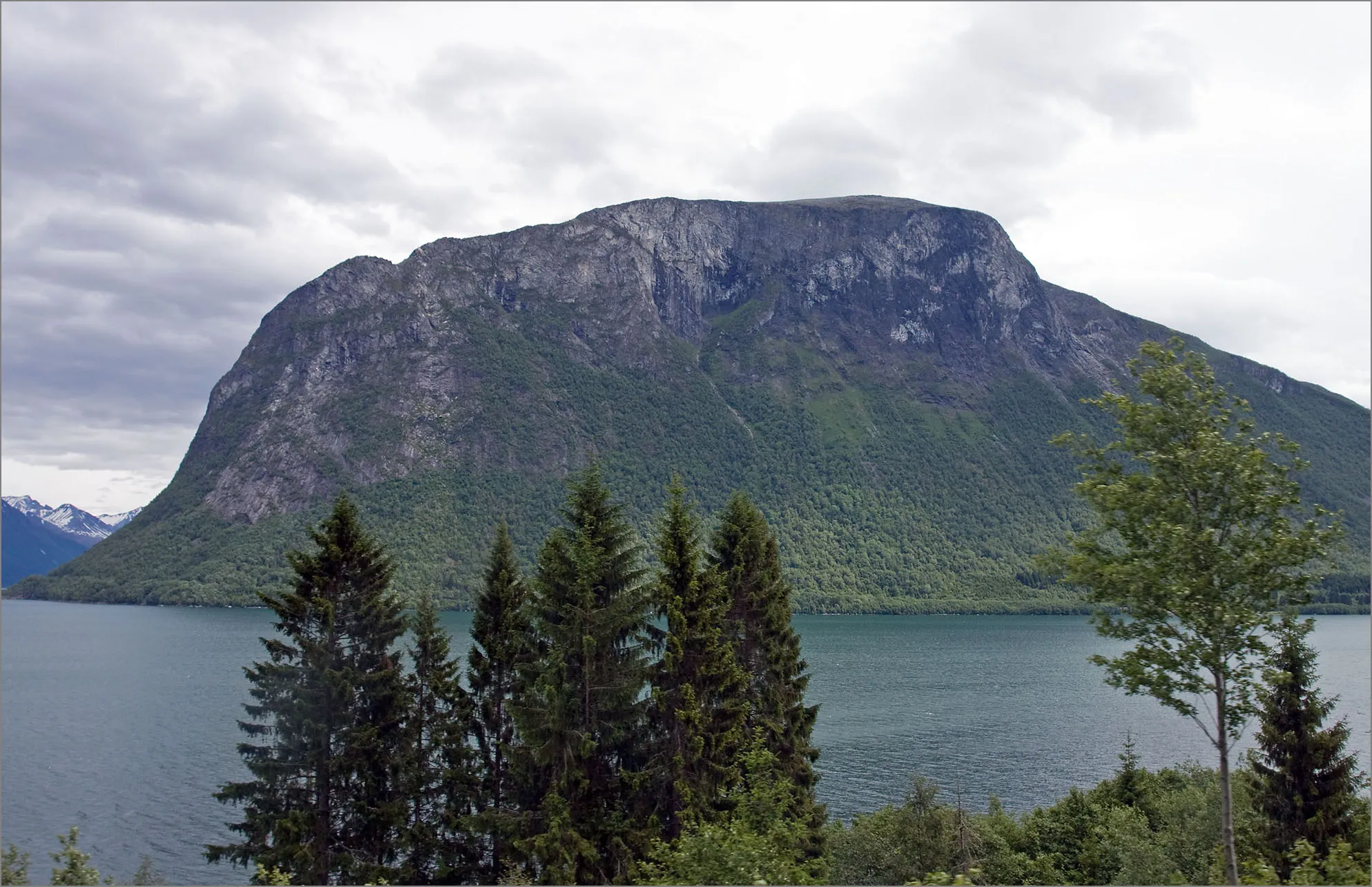 Photo showing: Mountains / Romsdal, Norway. Grisetskolten summit at Innfjorden, Romsdal.