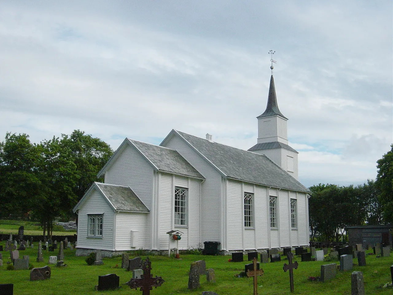 Photo showing: Fræna and the Hustad kirke