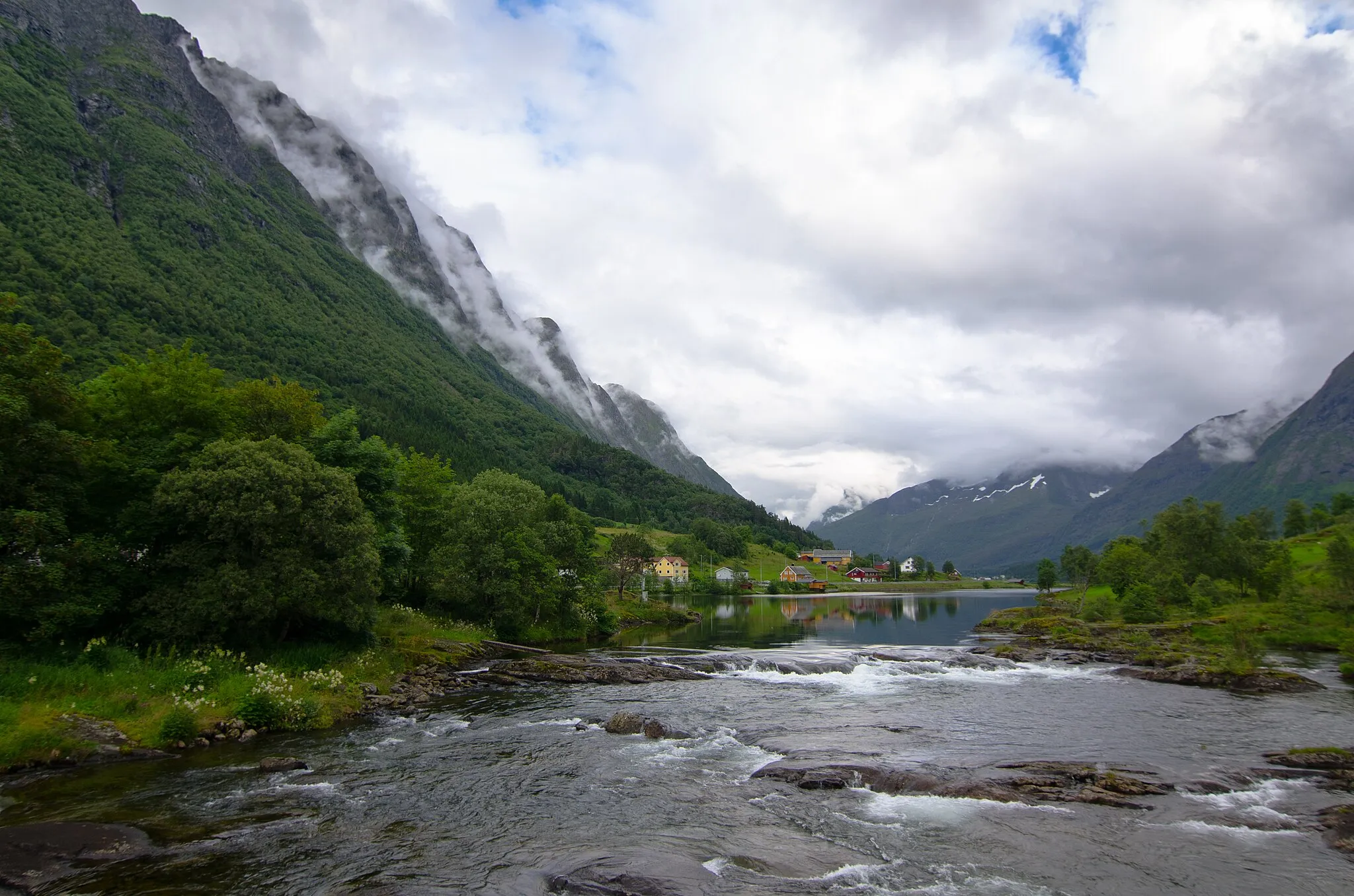 Photo showing: Shot on the Bridge of Straumgjerde, More og Romsdal. Norway.
A beautiful village at the fishful Fitjavatnet near Aalesund which is highly underrated or just not well known.