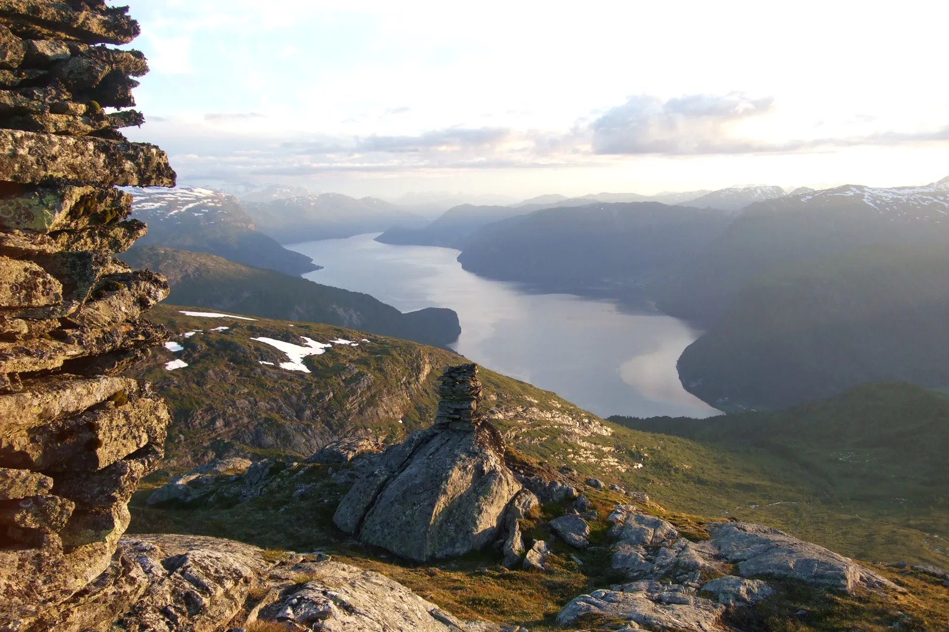 Photo showing: Utsikt fra Storehornet mot Hornindalsvatnet