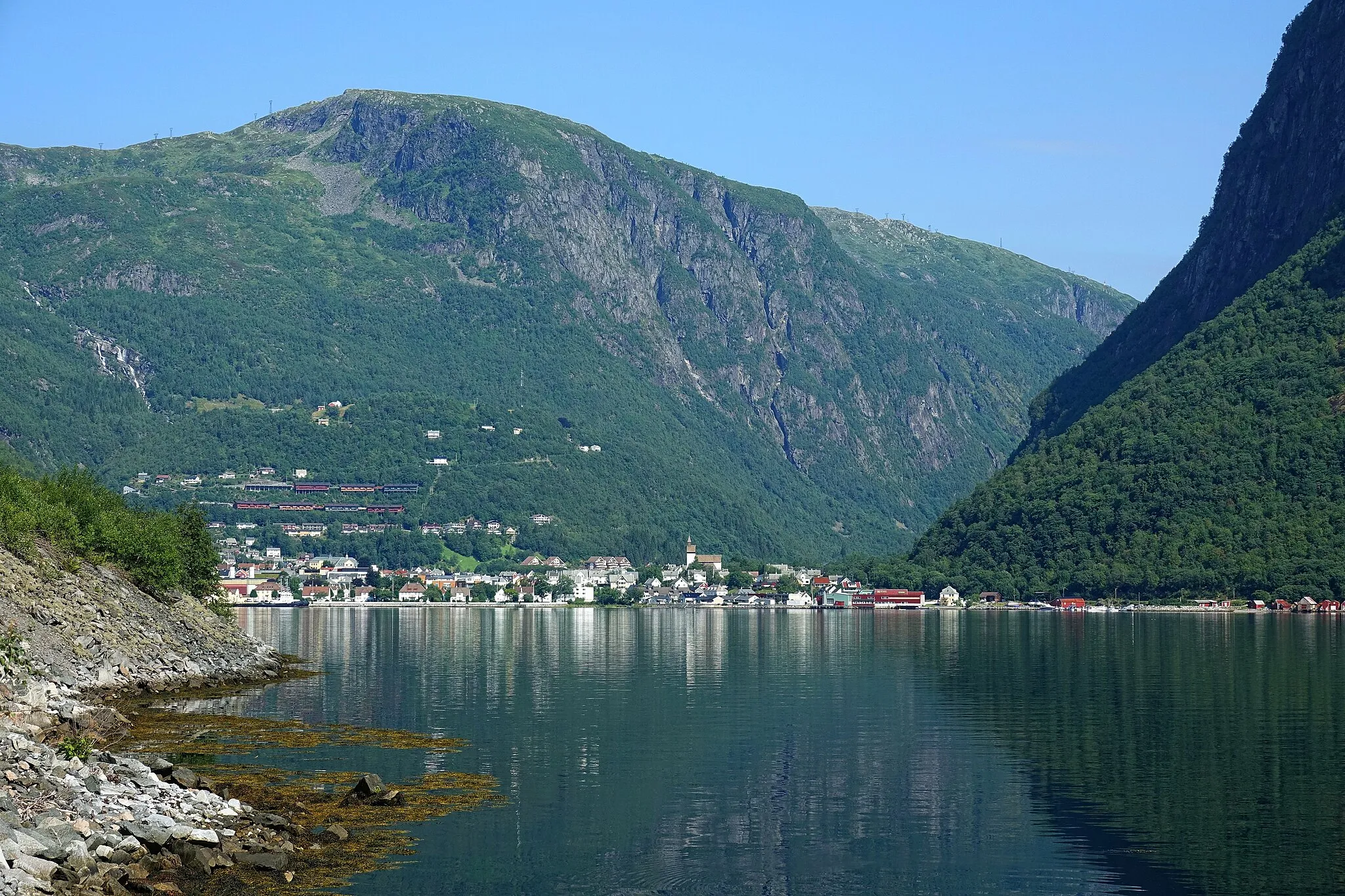 Photo showing: Høyanger is an industrial town surrounded by a typical Norwegian fjord landscape. The steep mountains and many nearby waterfalls provide hydropower for energy-intensive factories.