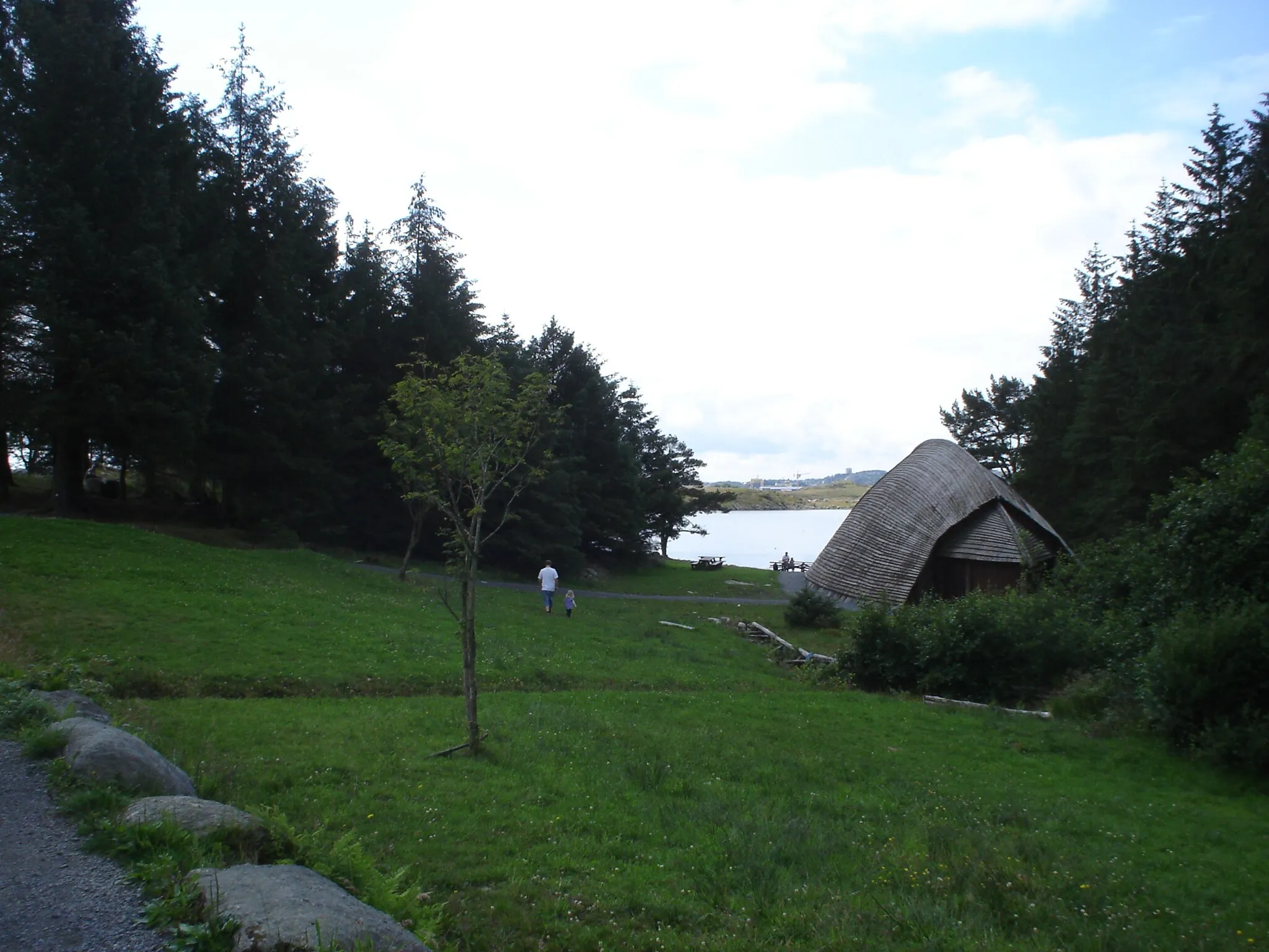 Photo showing: I sjøkanten på Vikinggarden ligger et skipsnaust som er en rekonstruksjon av et vikingtidsnaust funnet på Rennesøy i Rogaland.