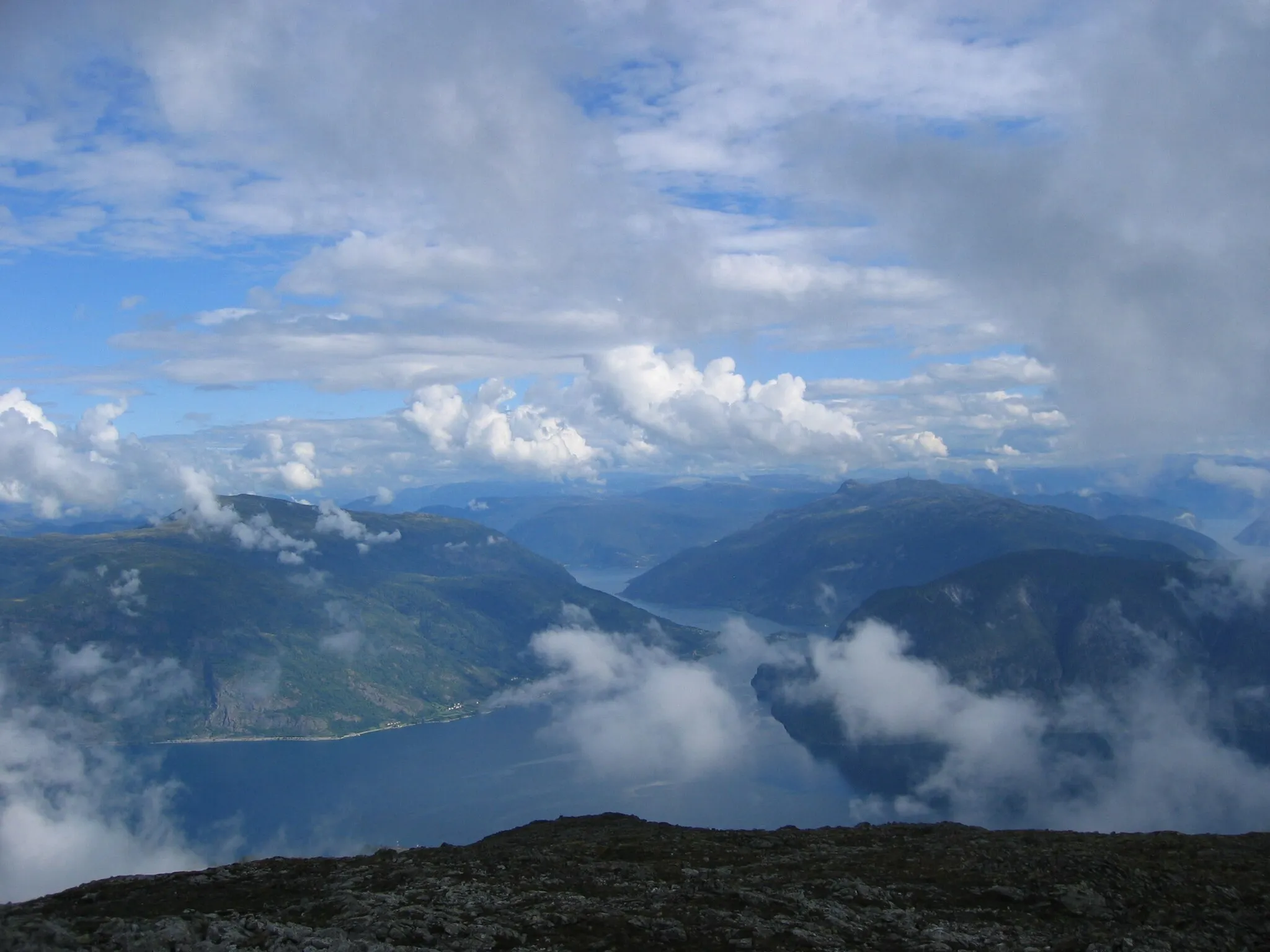 Photo showing: Utsikt mot Norafjorden, Fimreite til høgre på hi sida av Sognefjorden, Norane på venstre side.