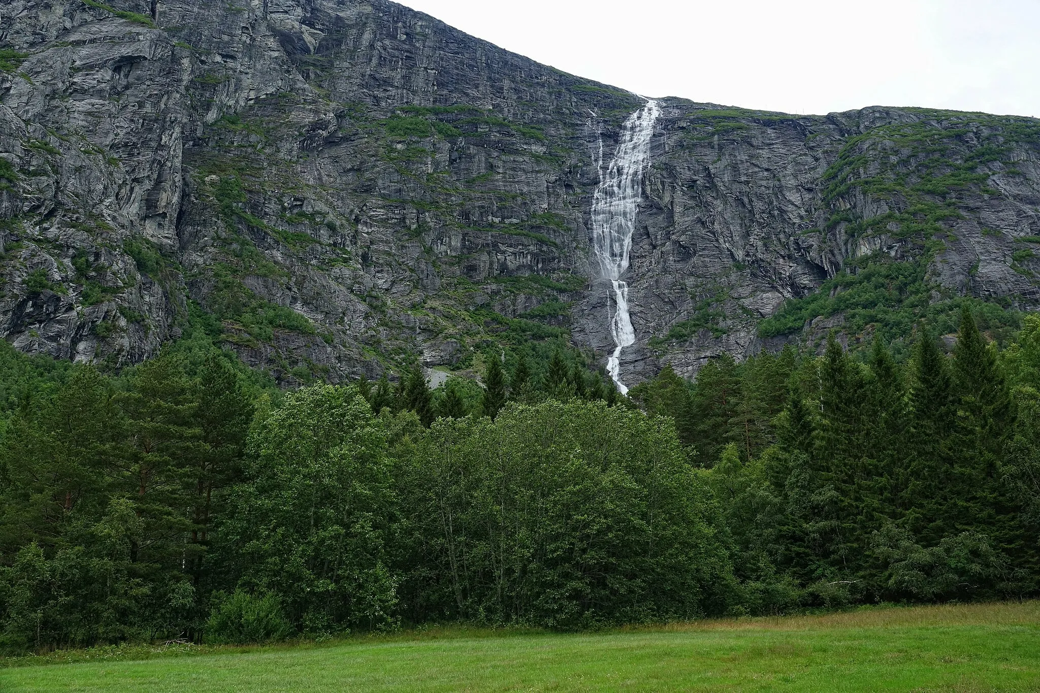 Photo showing: Mongefossen is the forth tallest single-drop waterfall in the world, with a total fall of 773 meters.