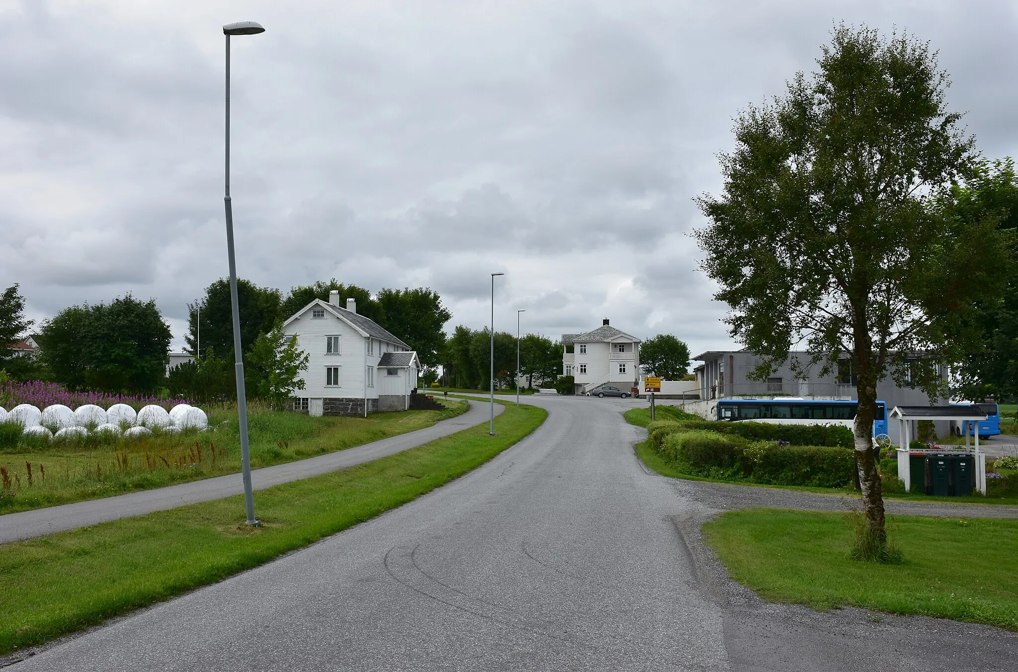 Photo showing: Hustadvegen (fylkesvei 235) sørvestover ved Hustad kirke
