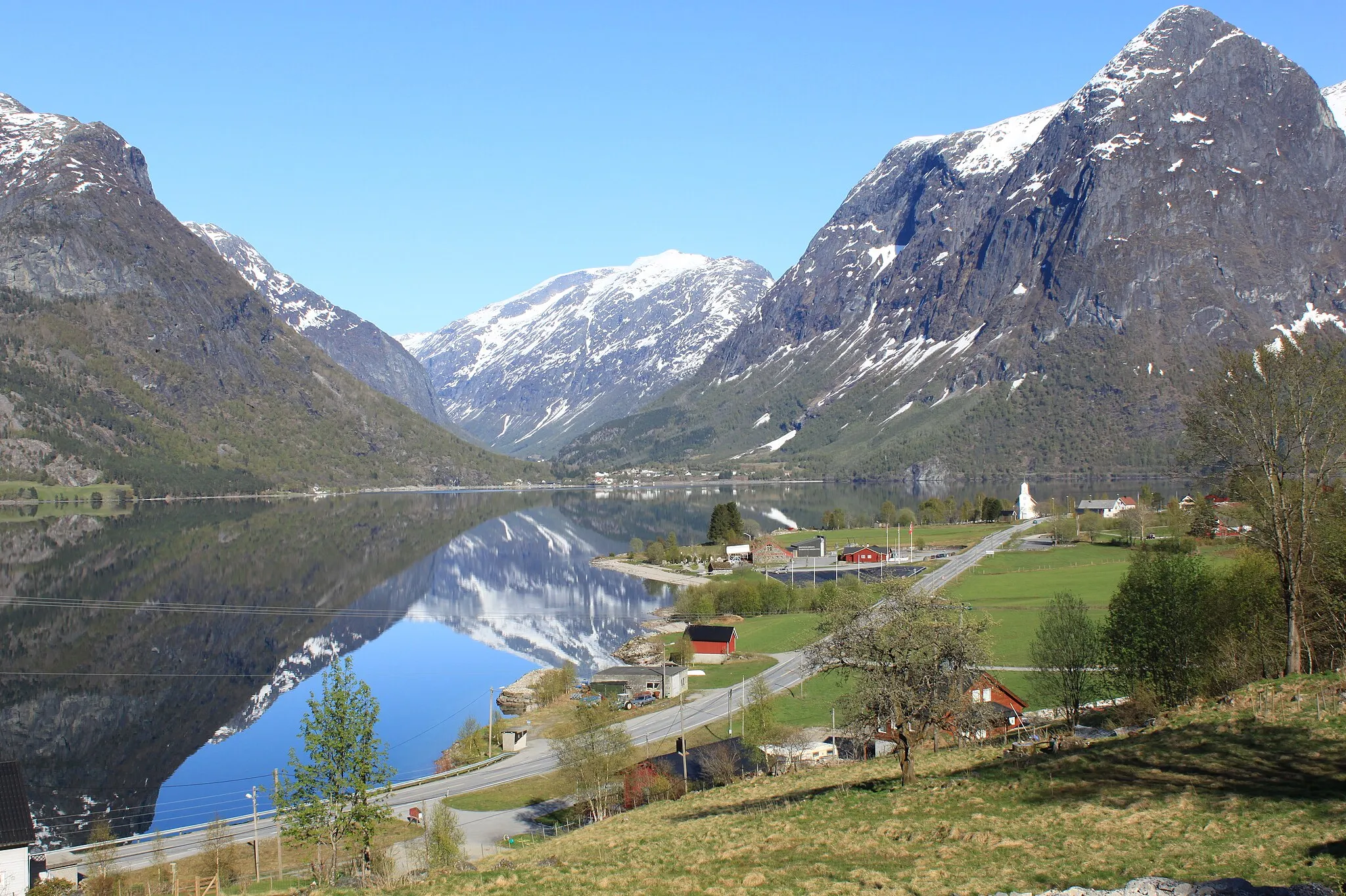 Photo showing: Utsikt over Oppstrynsvatnet, mot Hjelle.