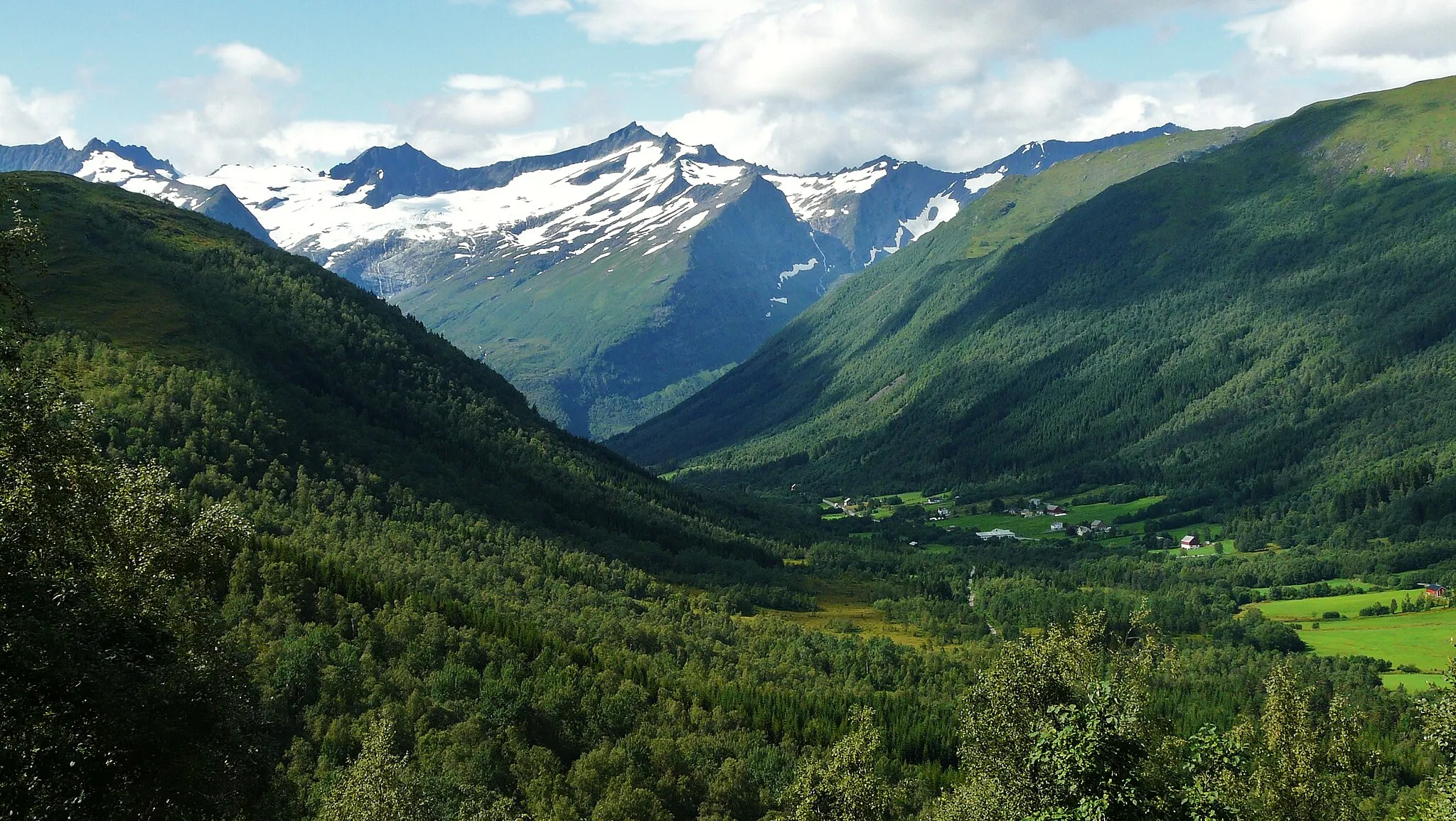 Photo showing: A view to Velledalen from the east by Riksvei 60 -road near by Myrdalen in 2008 August.