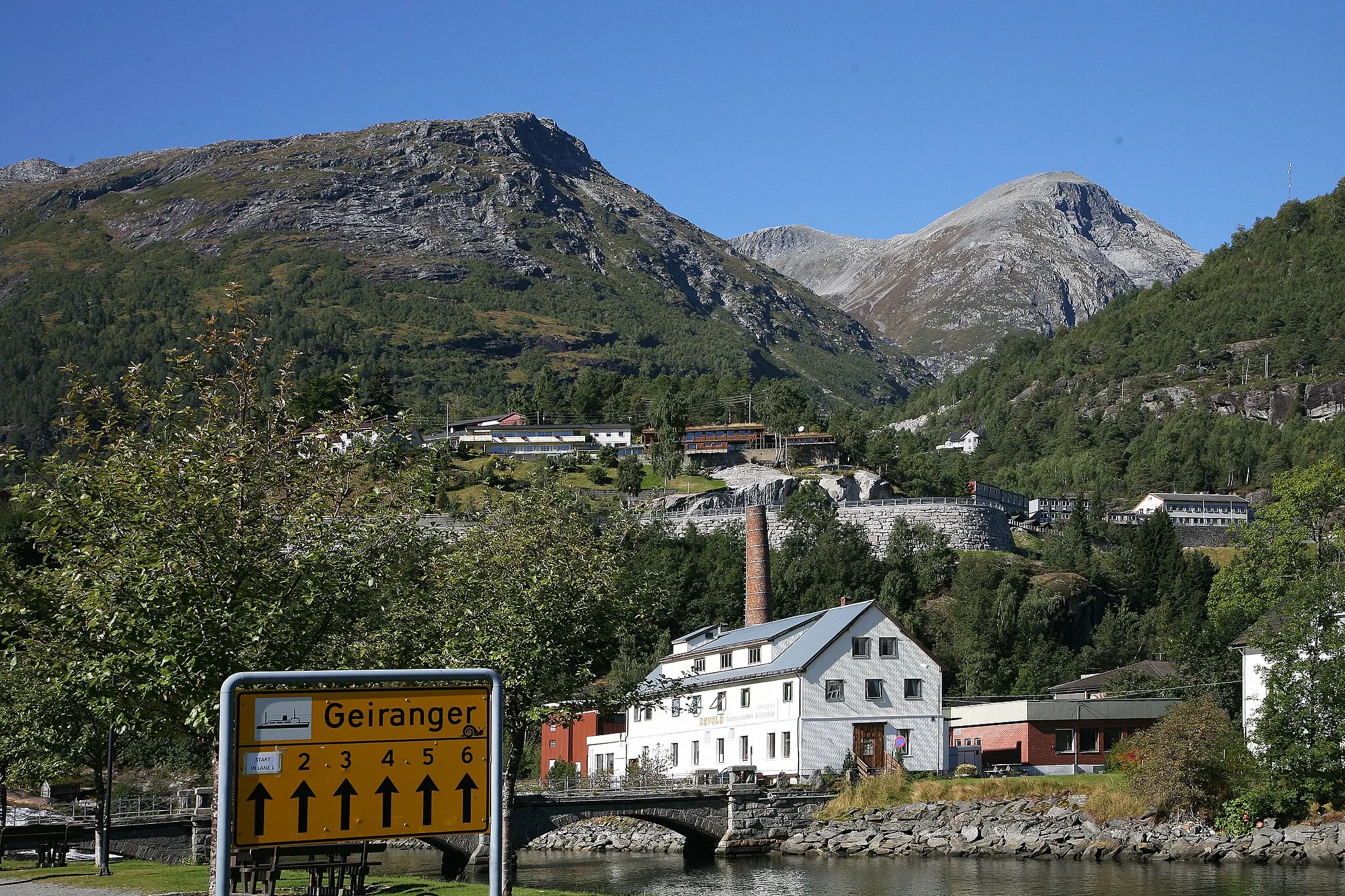 Photo showing: Fähranleger nach Geiranger (Geirangerfjord) in Hellesylt. Hellesylt ist eine norwegische Gemeinde in der Provinz Møre og Romsdal.